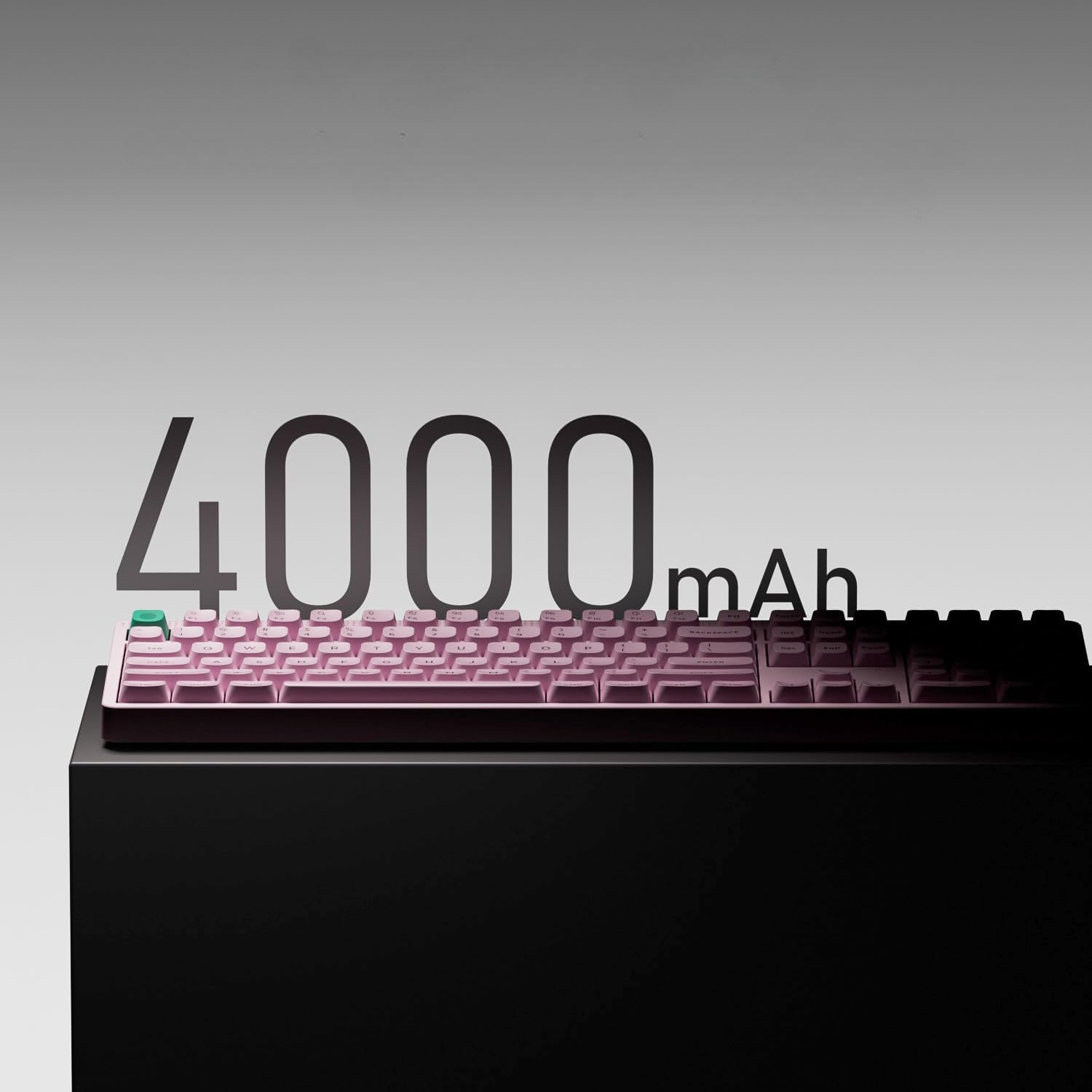 Różowa klawiatura z napisem "4000 mAh" na czarnym postumencie.