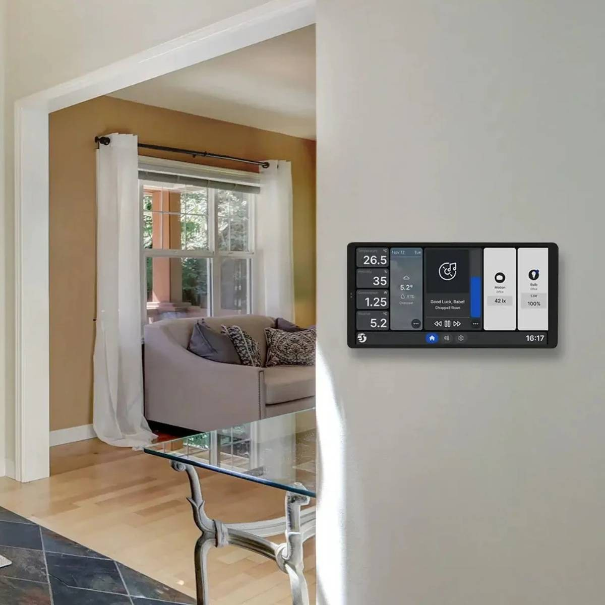 Pannello di controllo smart home sul muro, mostra temperatura, meteo, movimento e stato lampadina.