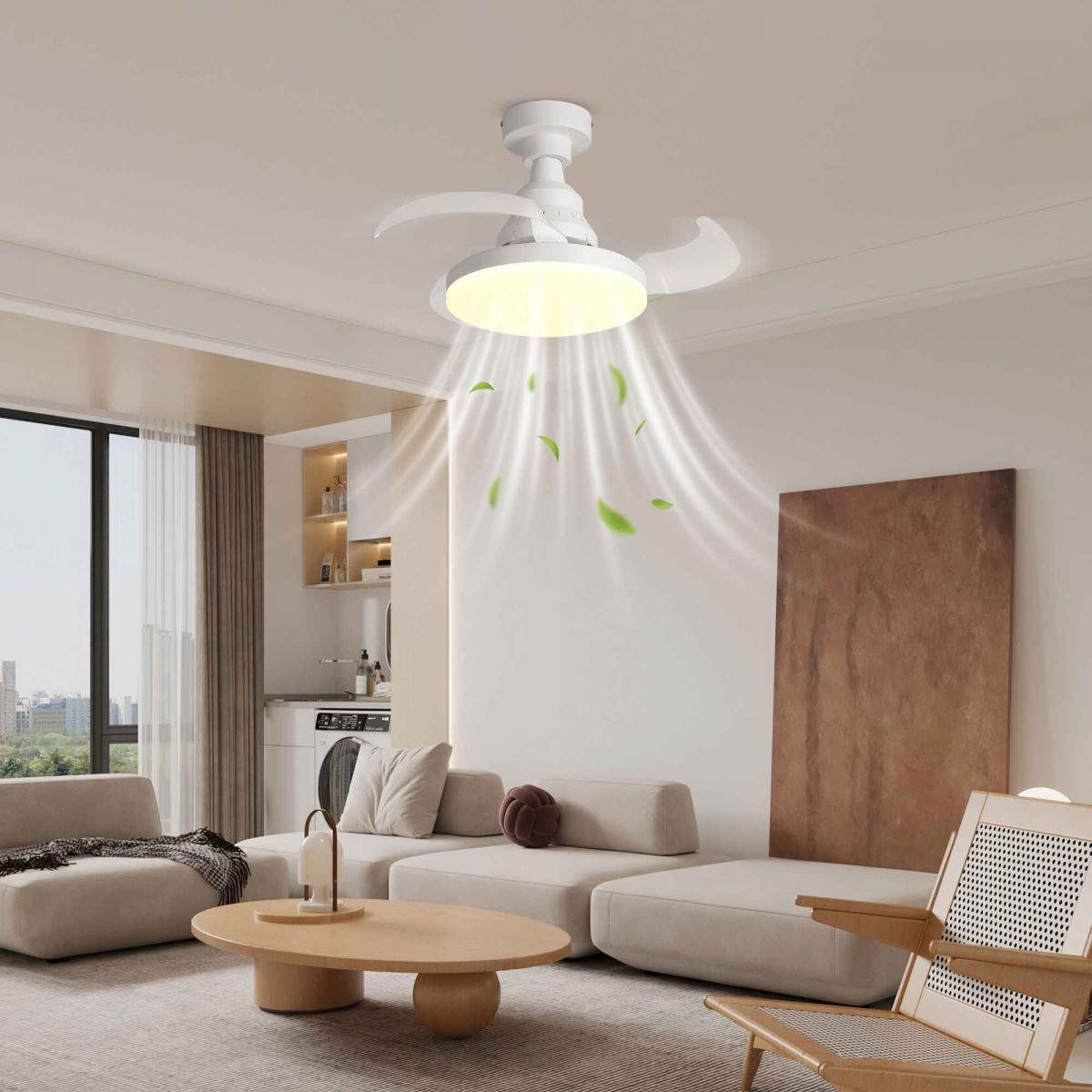 Ein weißer Deckenventilator mit Licht über einem beigen Sofa in einem Wohnzimmer.