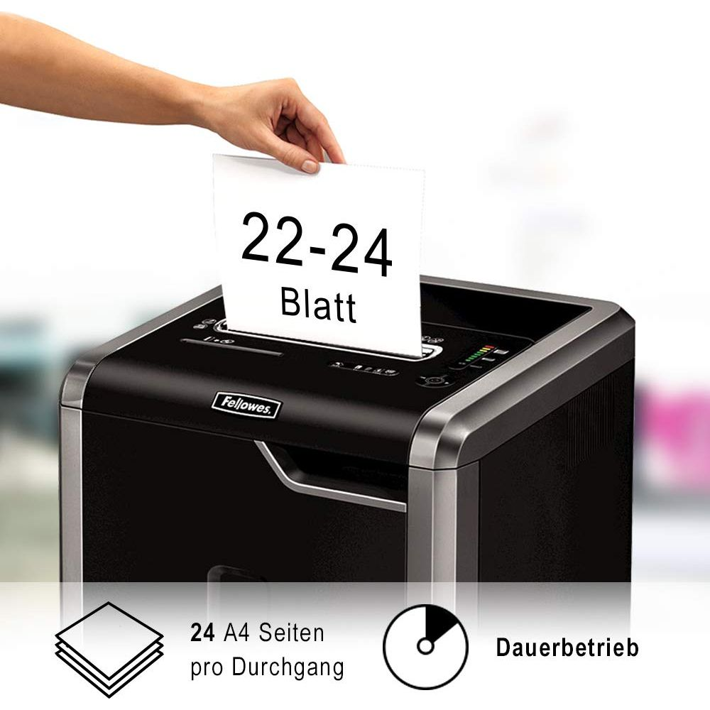 Eine Hand führt einen Stapel von 22-24 Blättern in einen Fellowes-Aktenvernichter.