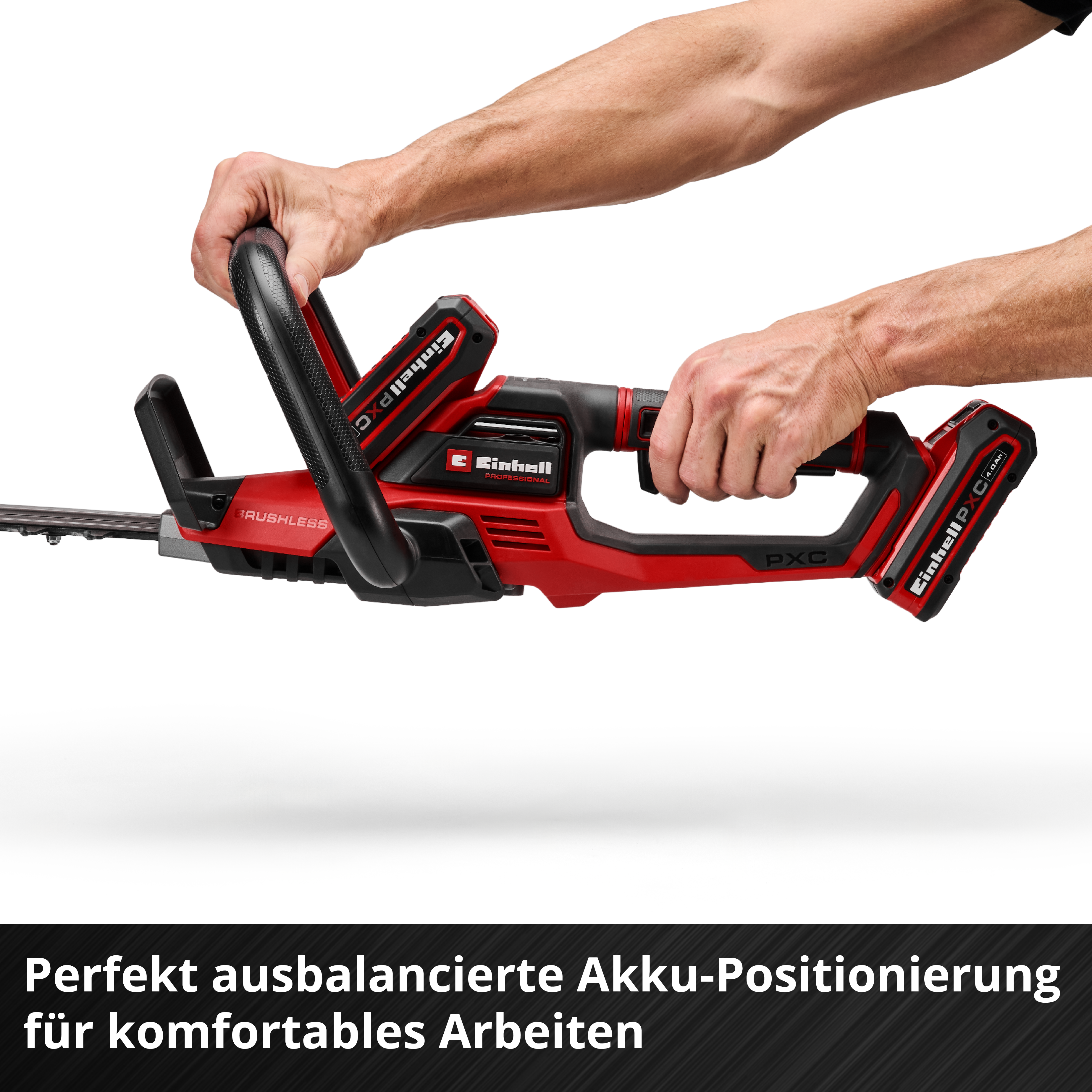Hände halten einen roten Akku-Rasentrimmer mit schwarzem Griff.