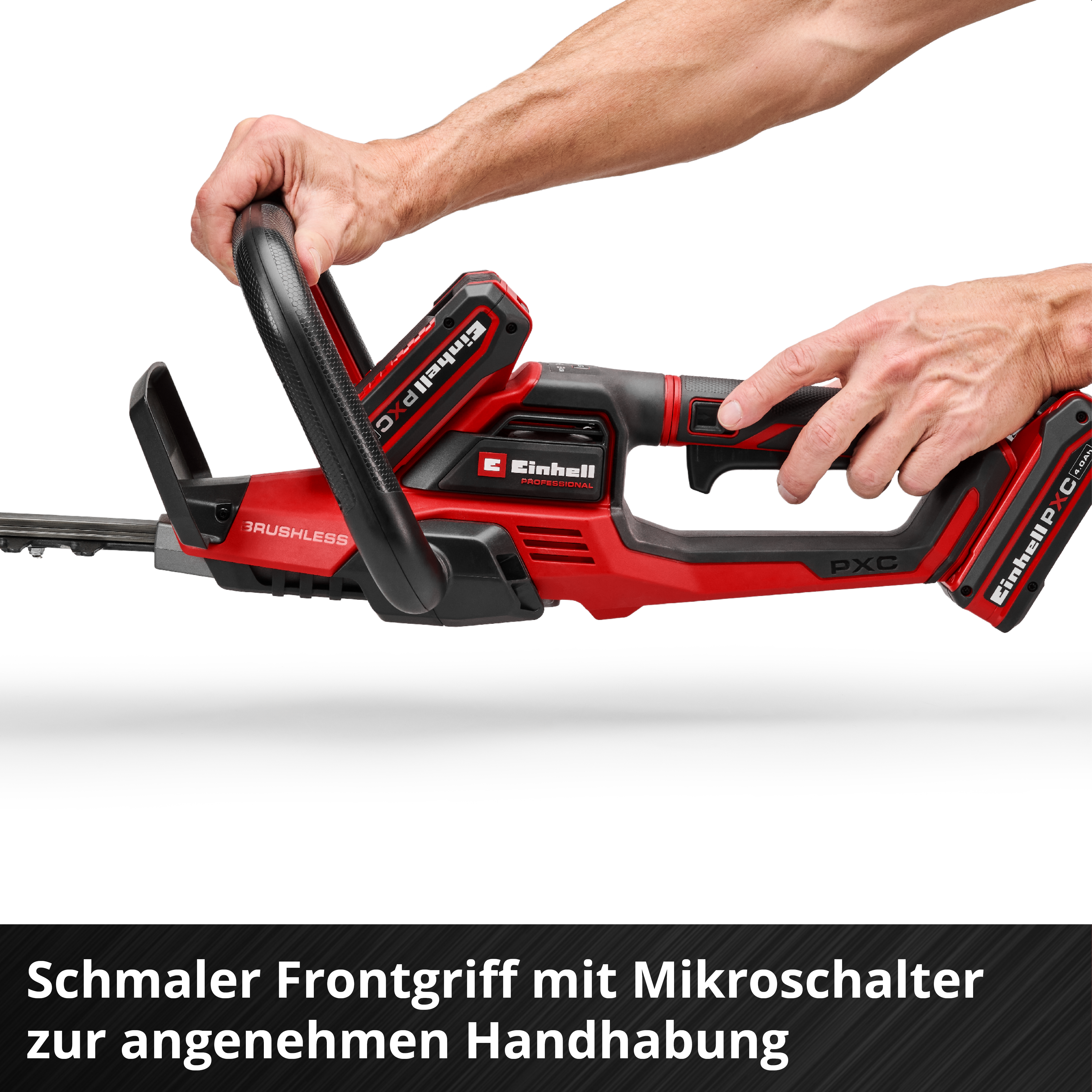 Roter Akku-Hochentaster mit zwei Händen gehalten, mit Griff und Klinge.
