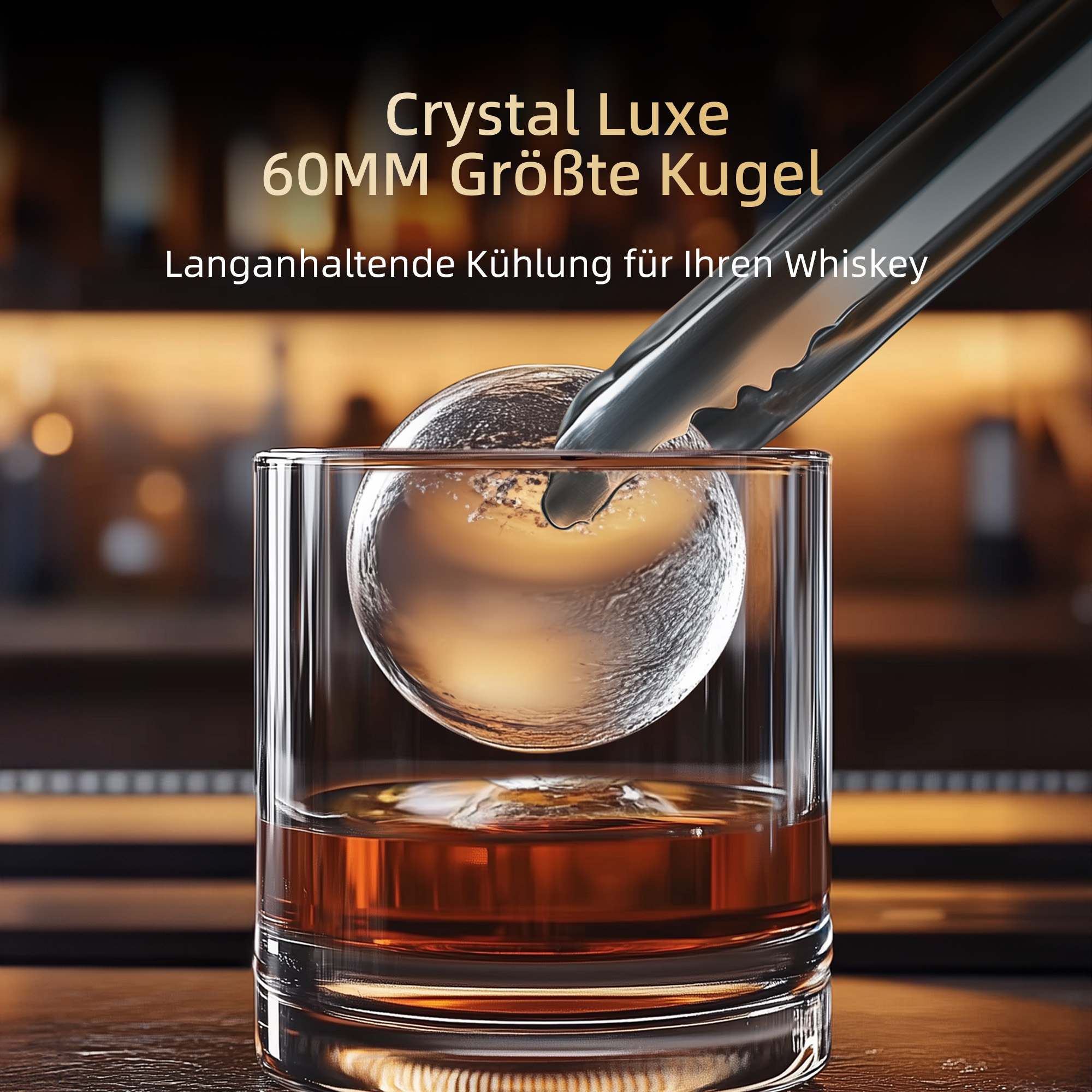 Ein Eisball wird mit einer Zange in ein Glas Whisky gelegt.