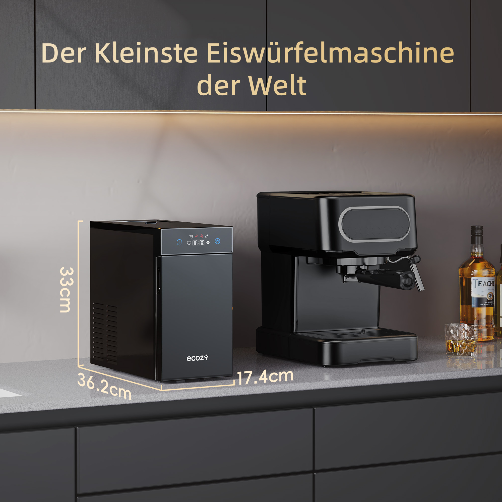Kompakte Eiswürfelmaschine und Kaffeemaschine auf einer Arbeitsplatte mit Flaschen im Hintergrund.