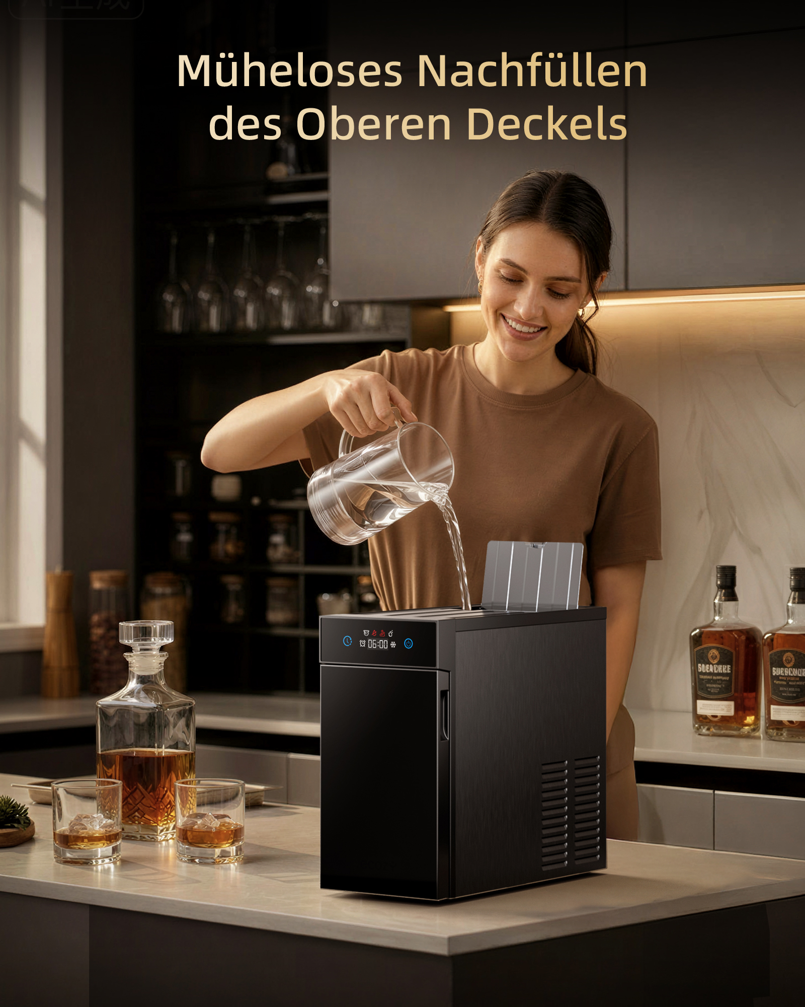 Eine Frau gießt Wasser in eine Eismaschine. Gläser und Flaschen stehen daneben.