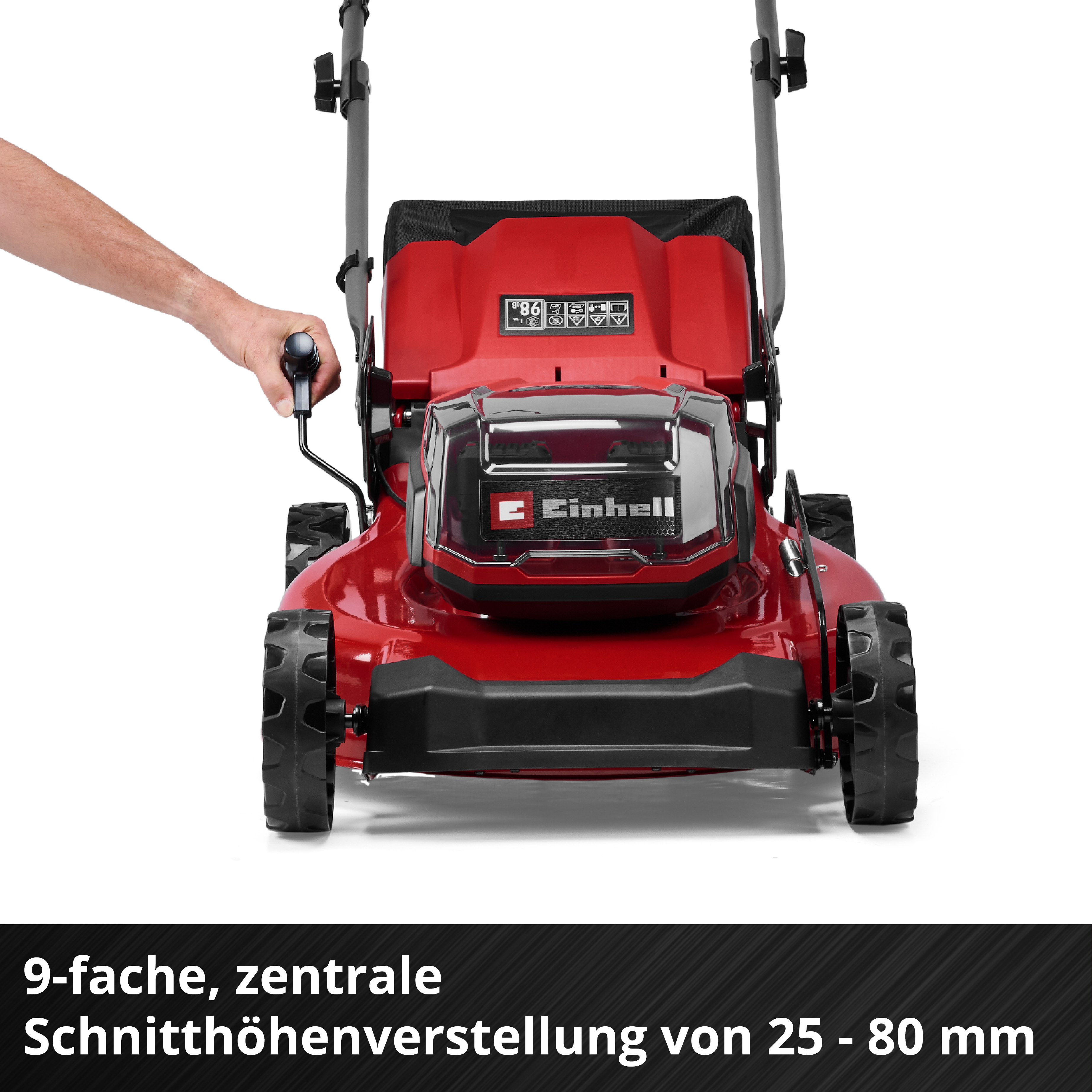 Eine Hand betätigt den Hebel einer roten Rasenmähers mit schwarzen Rädern.