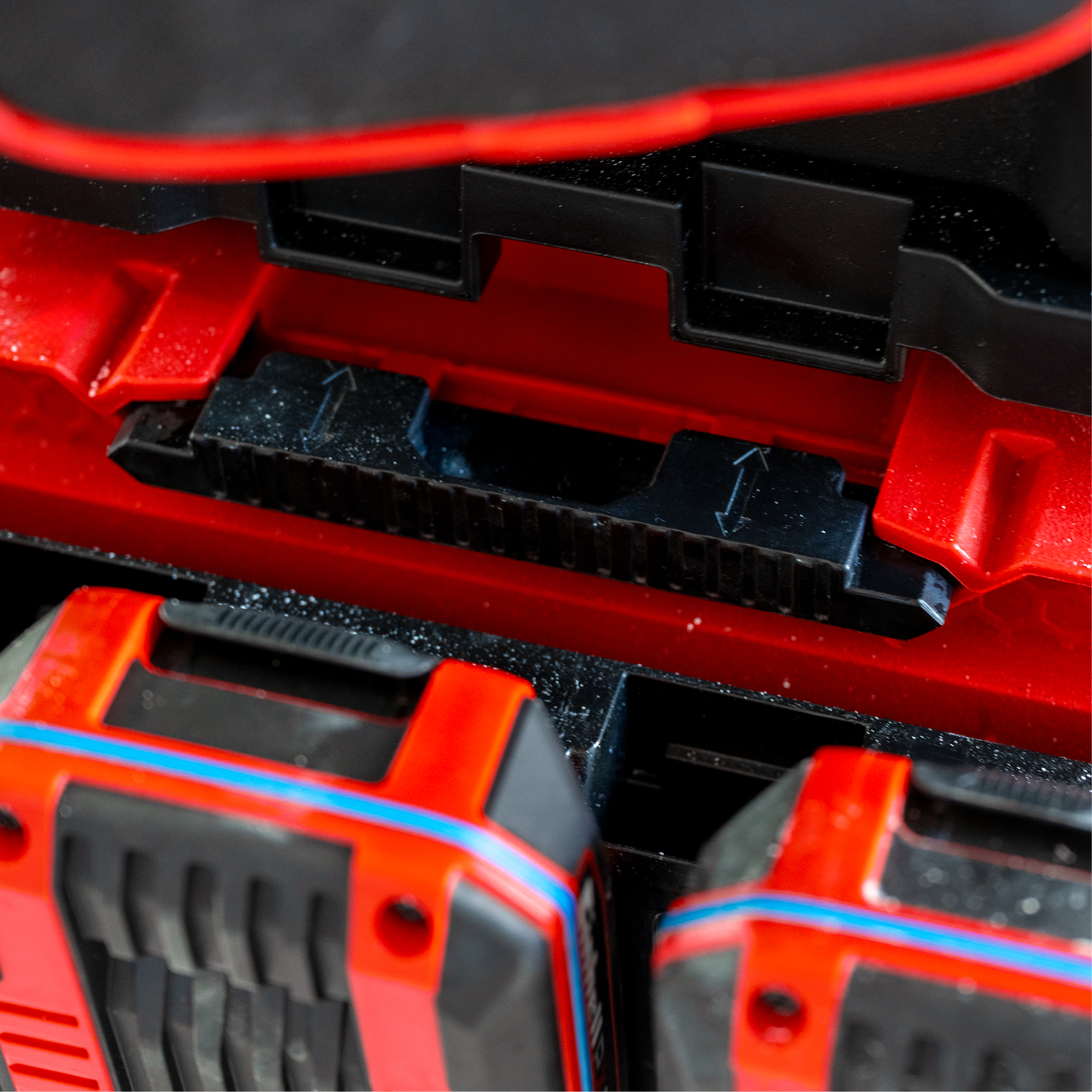 Rote und schwarze Werkzeuge mit blauen Akzenten, nahaufnahme.