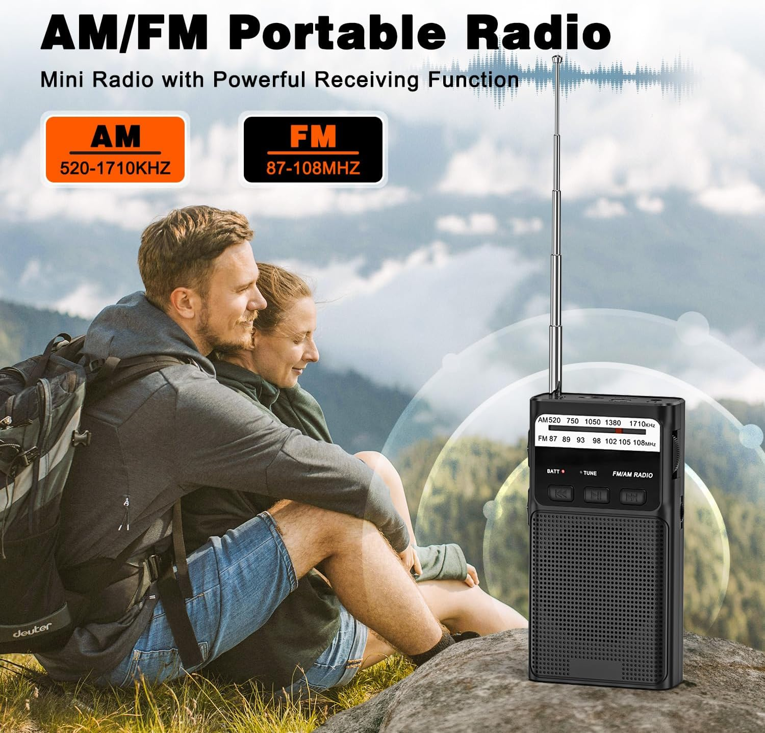 Paar in der Natur mit tragbarem AM/FM-Radio. Text: AM/FM Portable Radio.