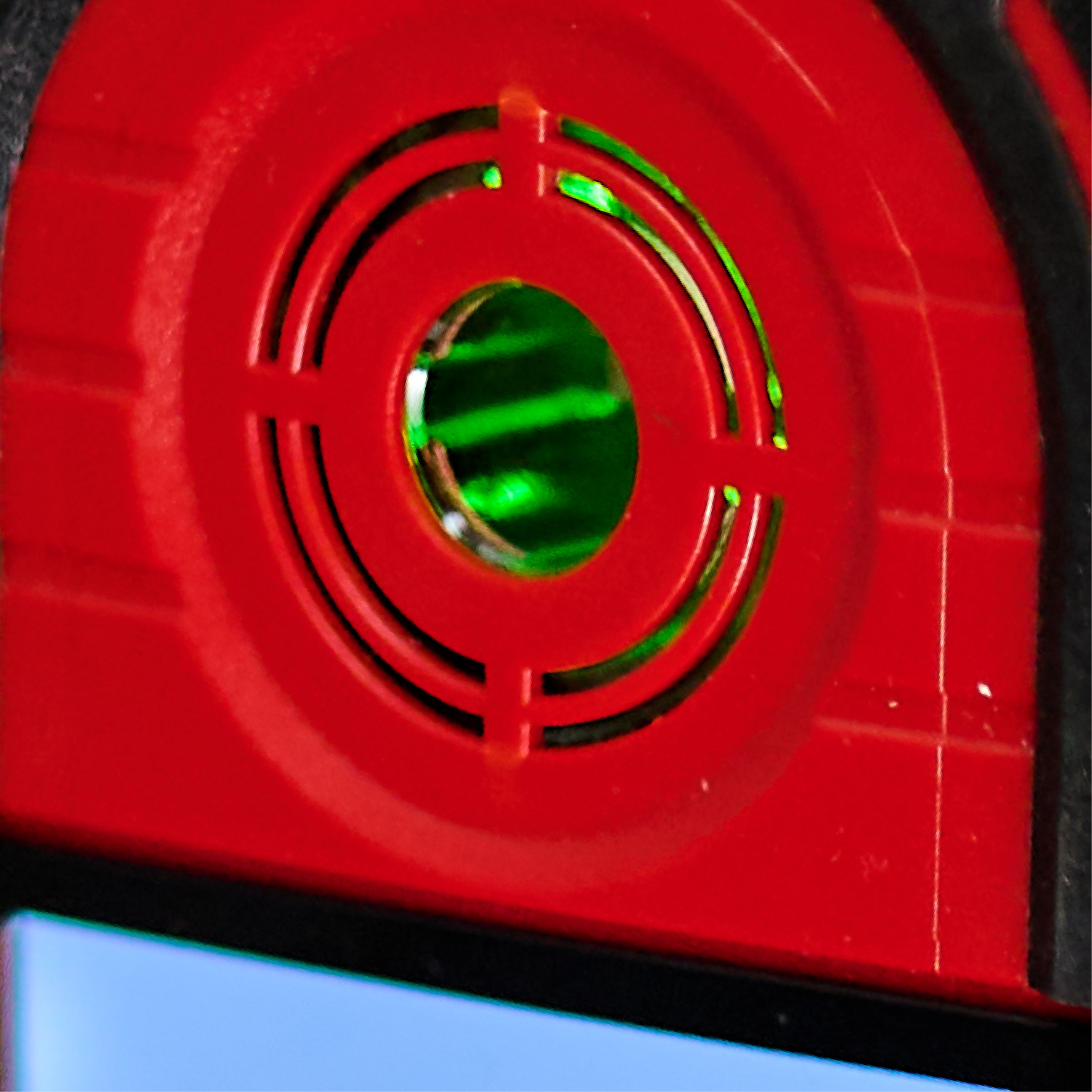 Rotes Gehäuse mit Zielkreuz-Muster und grüner LED-Beleuchtung.