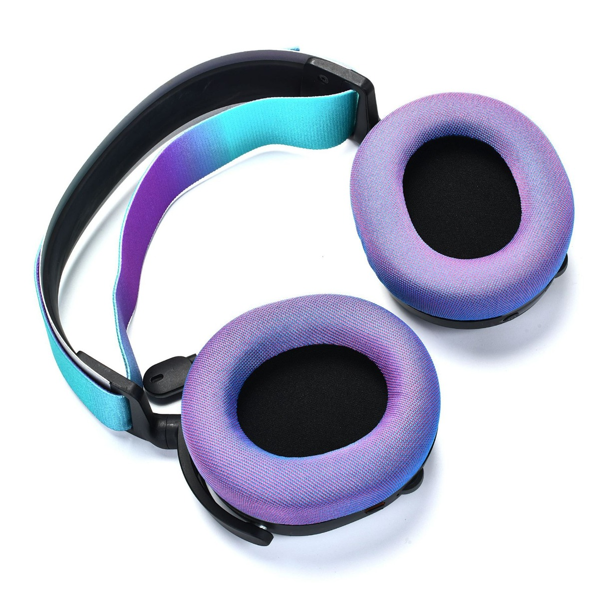 Cuffie con sfumatura blu-viola e fascia nera su sfondo bianco.