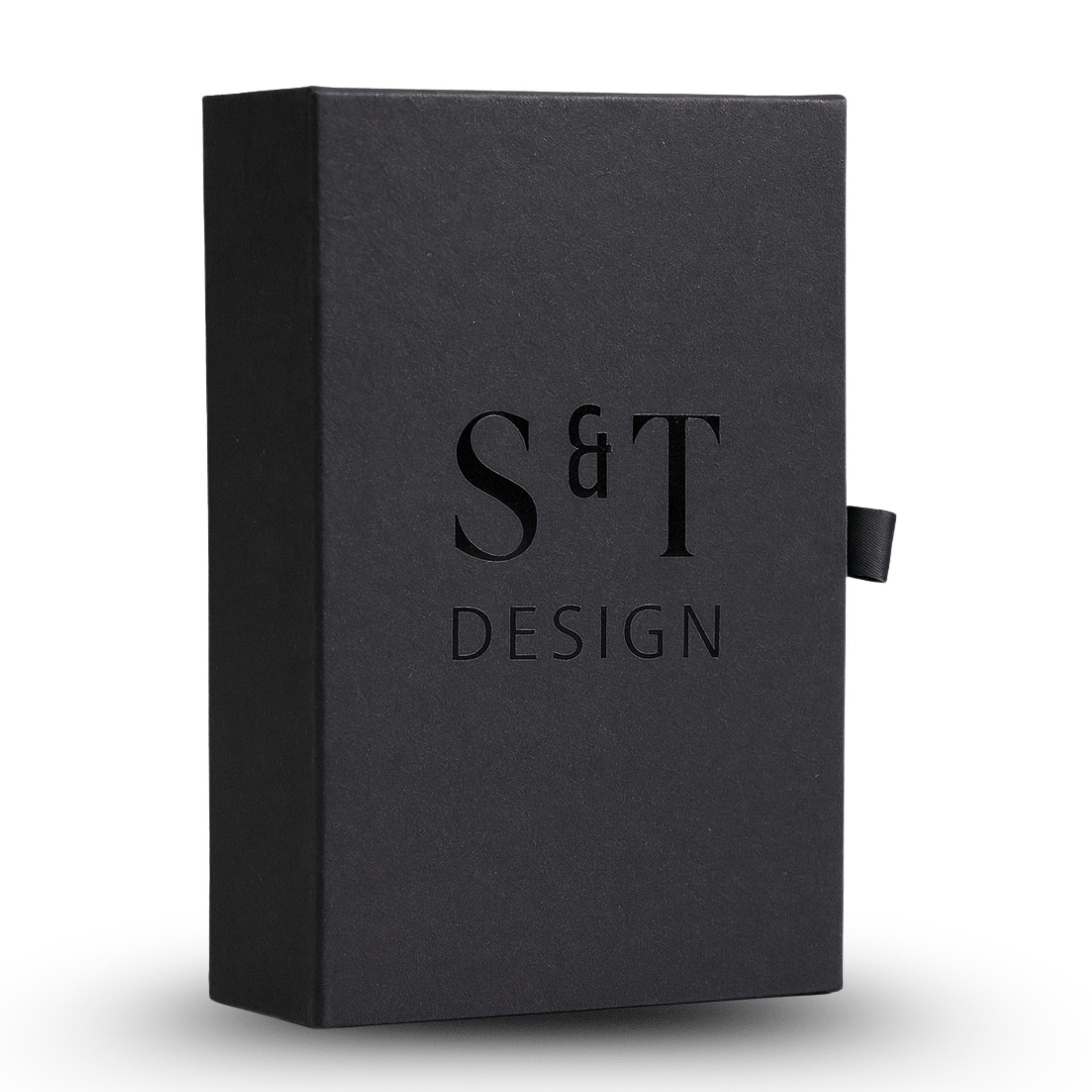 Eine schwarze Geschenkbox mit der Aufschrift S&T DESIGN, mit einem Band.