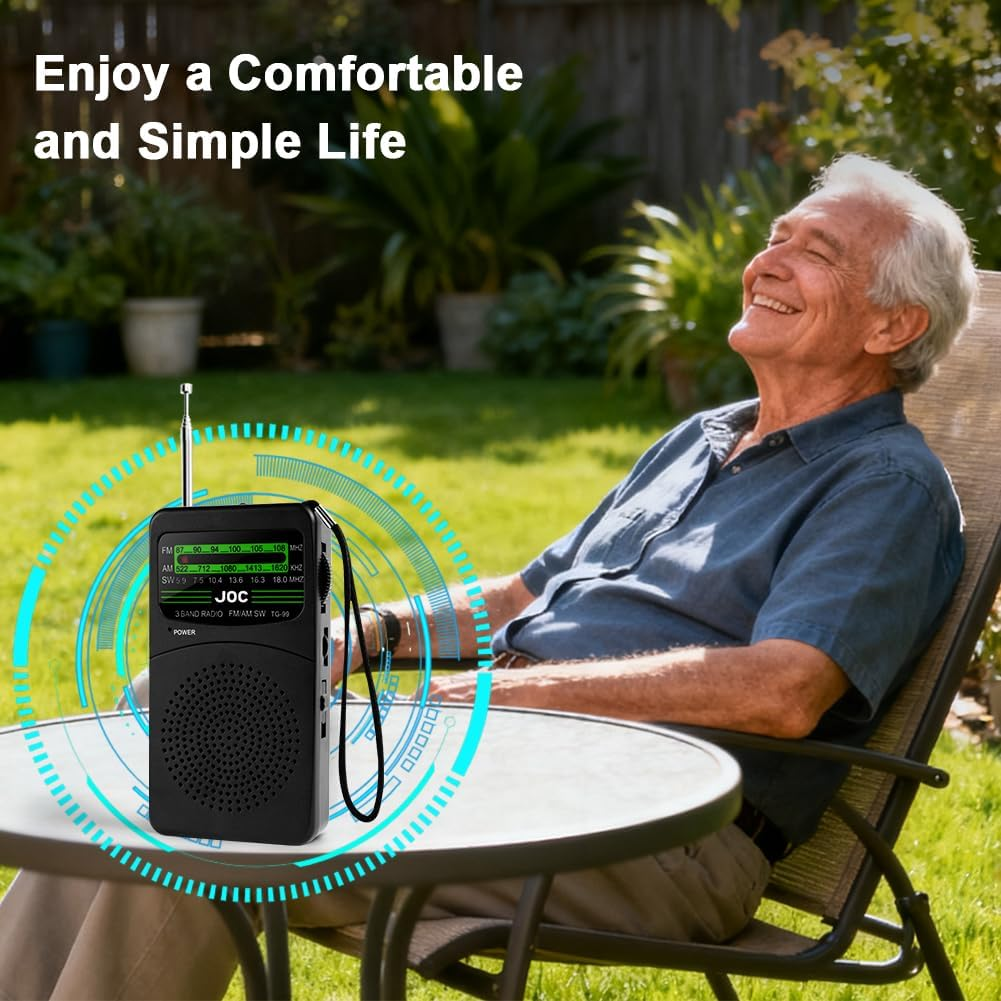 Ein Mann sitzt im Garten und hört Radio, umgeben von Grün.