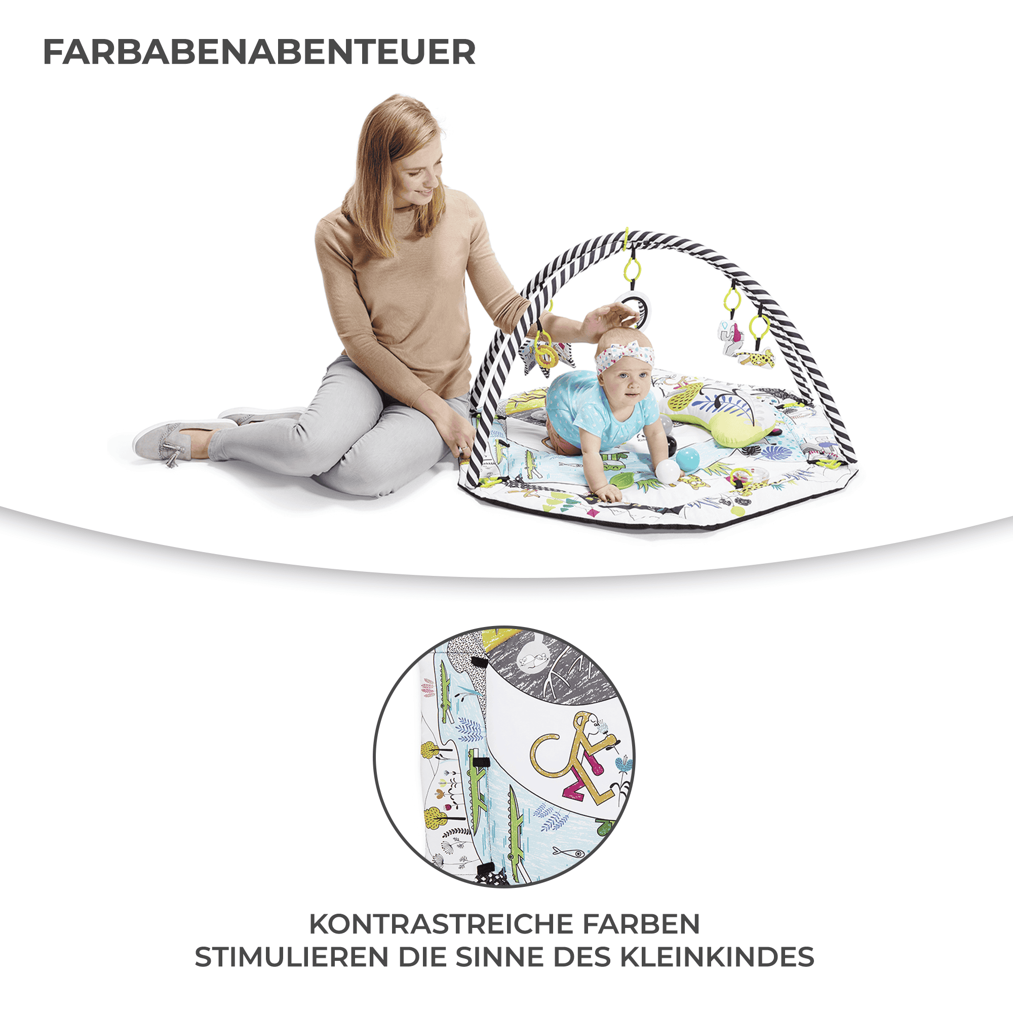 Frau beobachtet Baby beim Krabbeln auf Spieldecke mit Hängespielzeug. Nahaufnahme der Decke mit Tiermotiven.