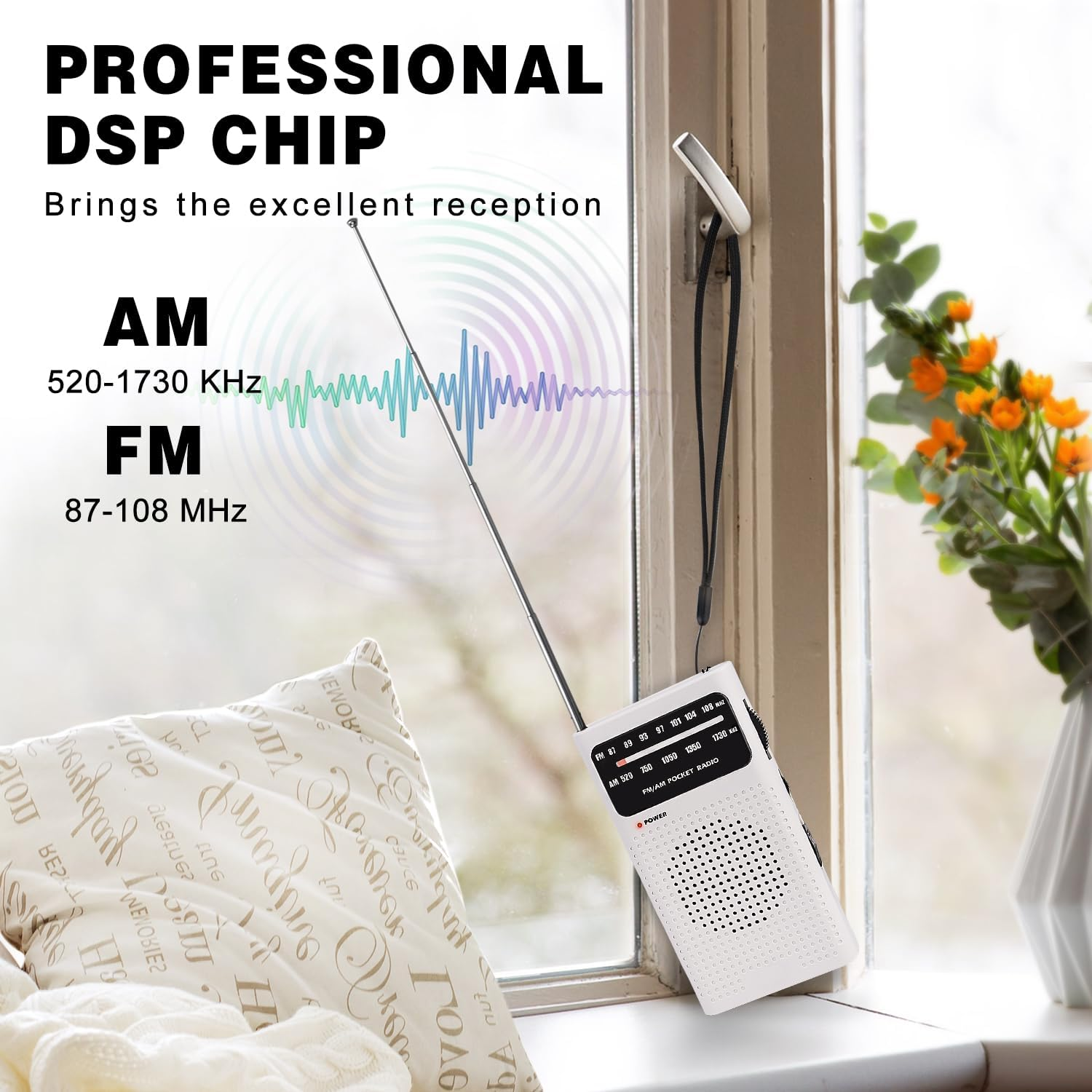 Ein weißes UKW/AM-Taschenradio mit ausgefahrener Antenne hängt an einem Fensterrahmen.