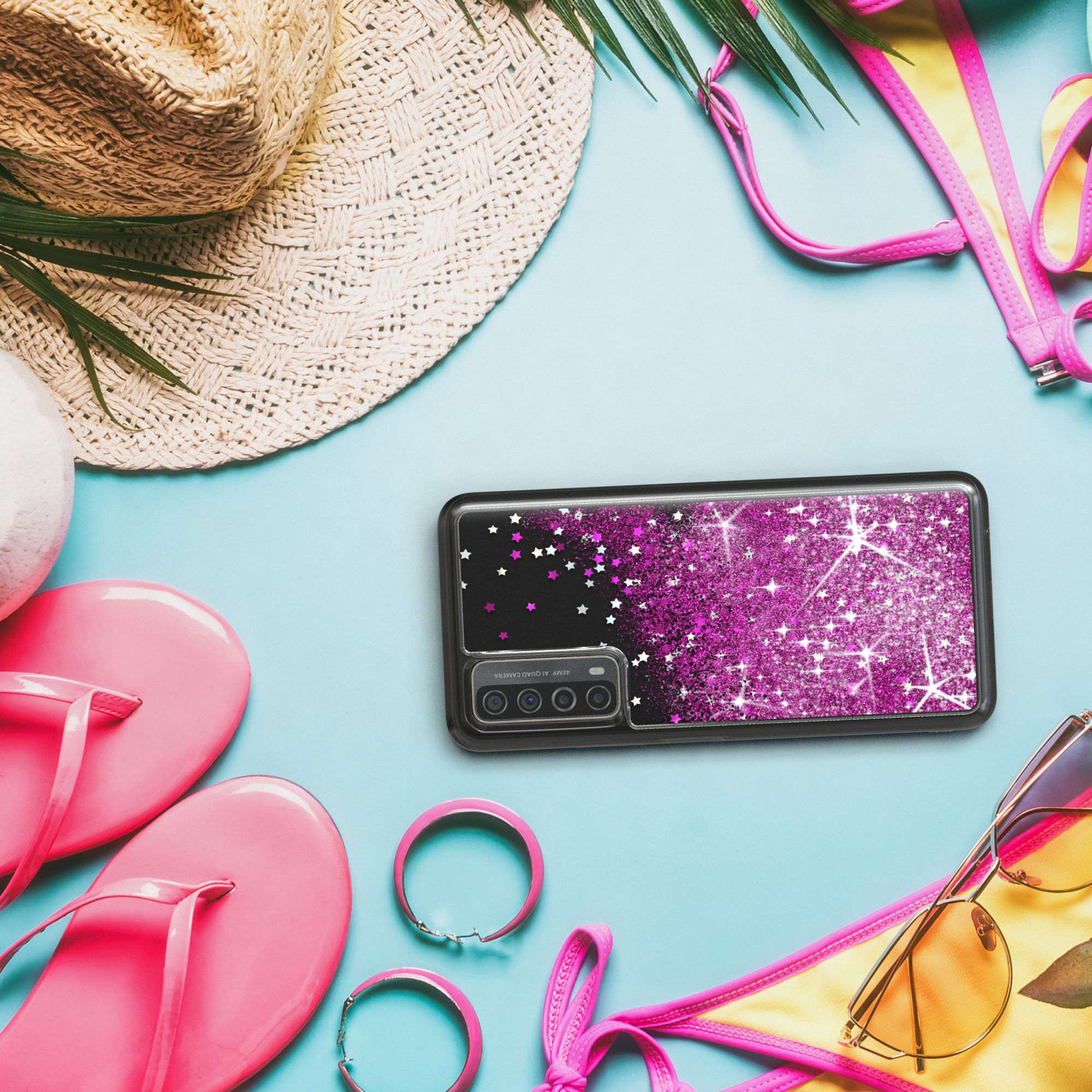 Sommerkleidung, ein Handy, Flip-Flops und ein Hut auf blauem Hintergrund.