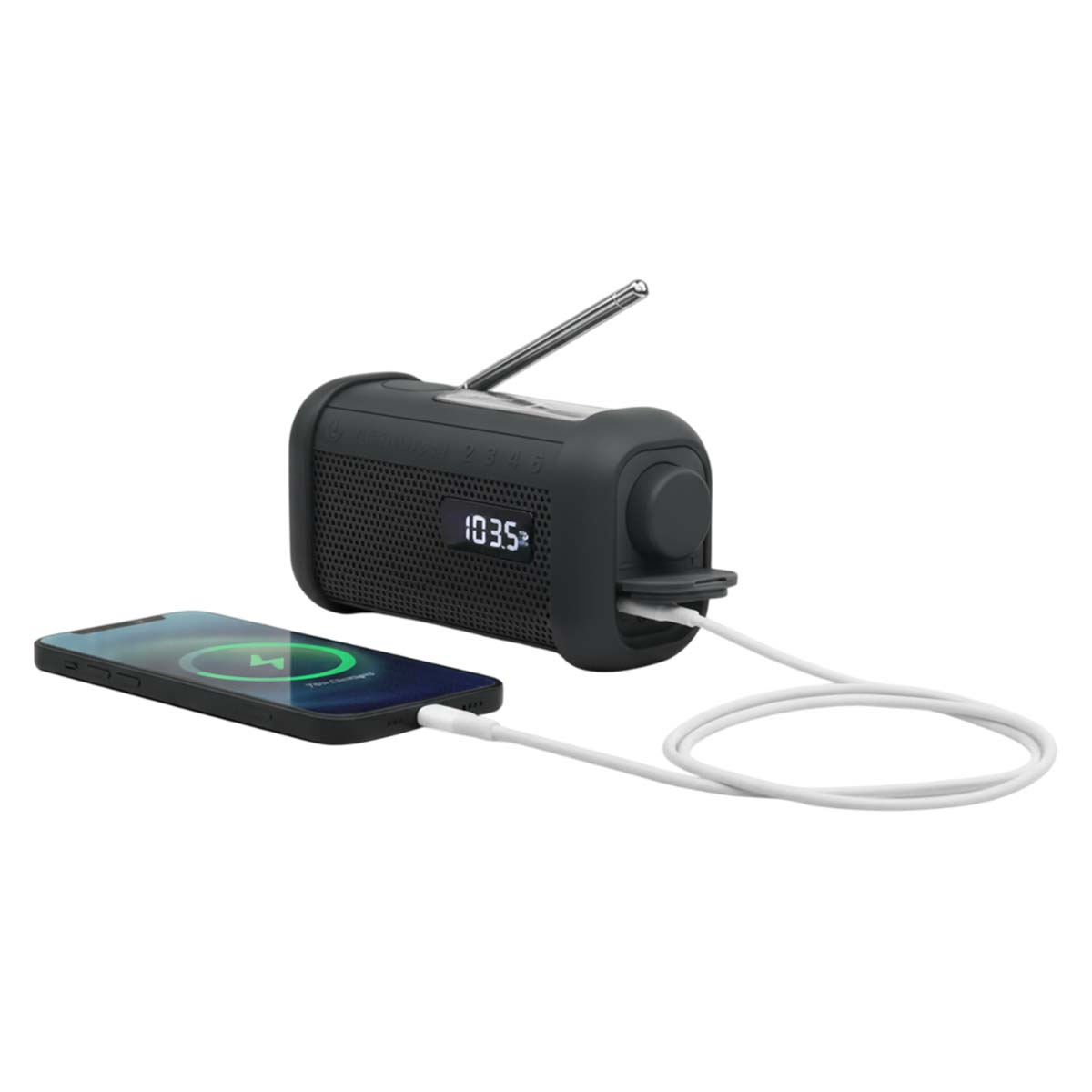 Ein schwarzes Radio mit Antenne lädt ein Smartphone über ein weißes Kabel.