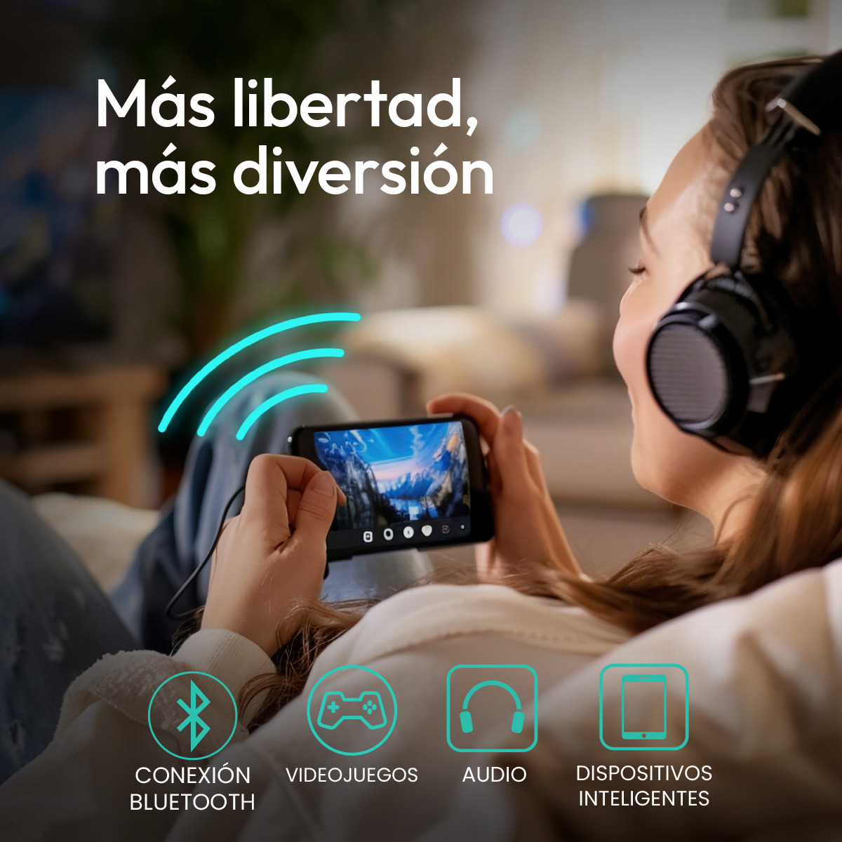 Mujer con auriculares juega en su móvil, conectada por Bluetooth.