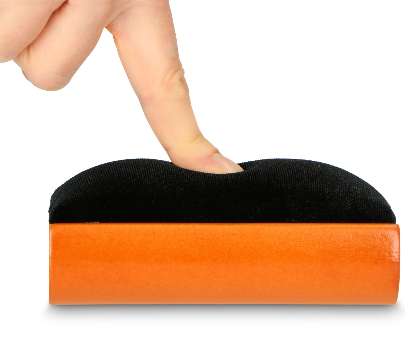 Palec naciska na czarną gąbkę przymocowaną do pomarańczowego drewnianego uchwytu.