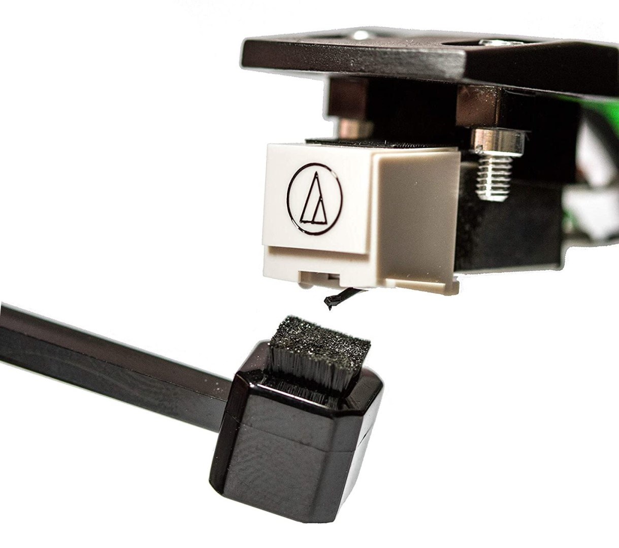 Wkładka gramofonowa z logo "AT" i szczoteczką do czyszczenia igły.