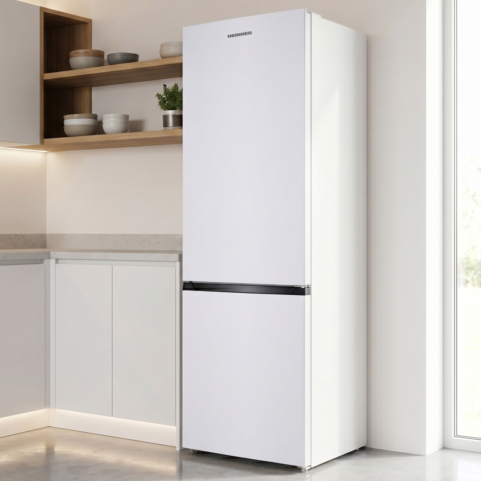 Ein weißer Kühlschrank steht in einer Küche mit Holzböden und Regalen.