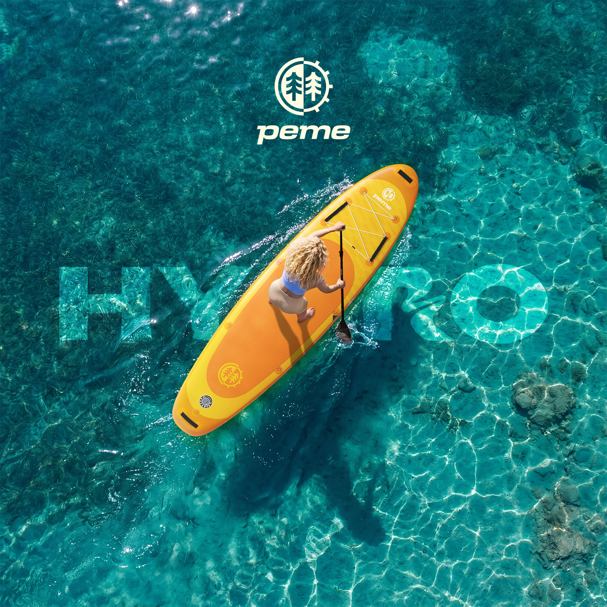 Frau paddelt auf einem orangefarbenen Board auf türkisfarbenem Wasser.