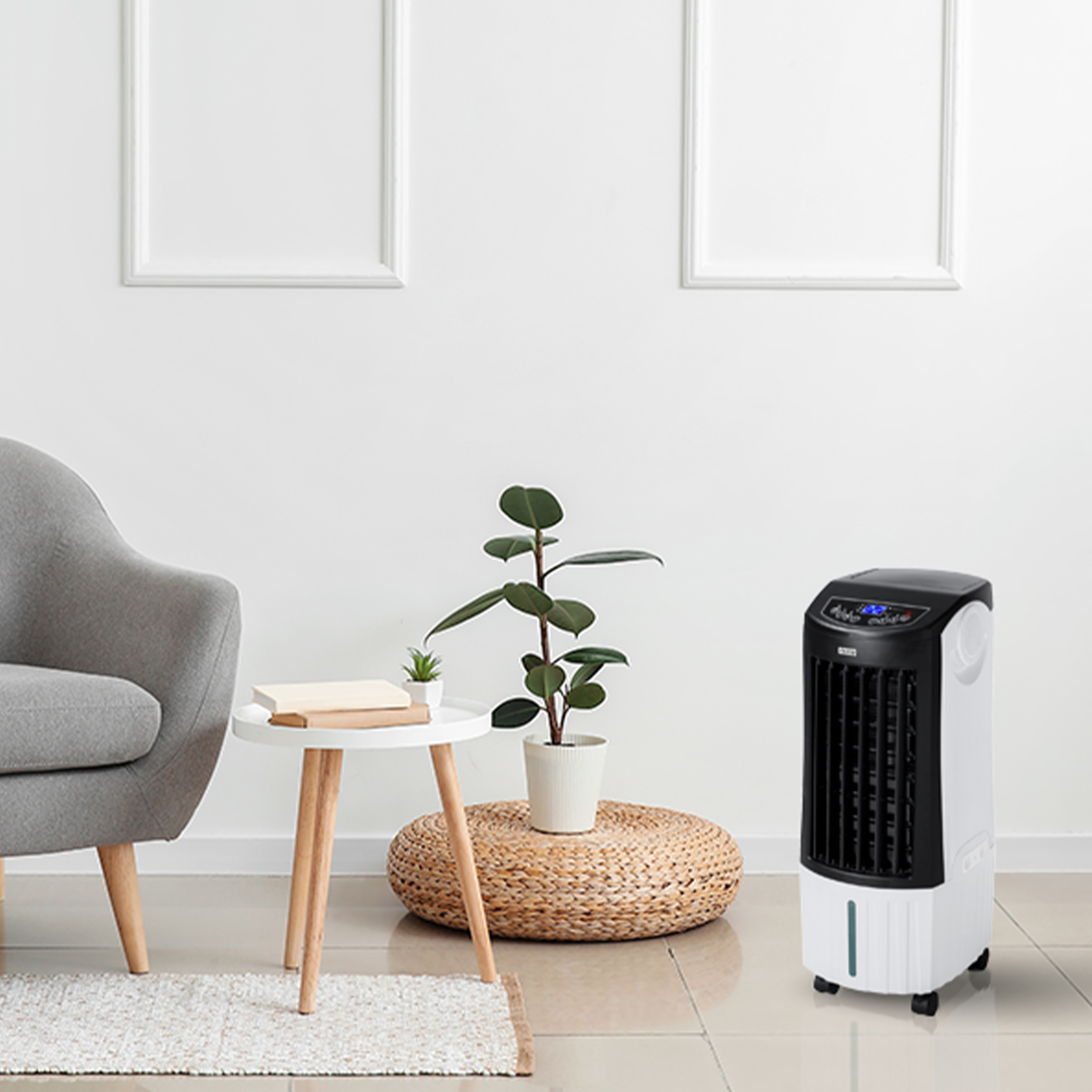 Biały nawilżacz powietrza obok fotela i roślin.