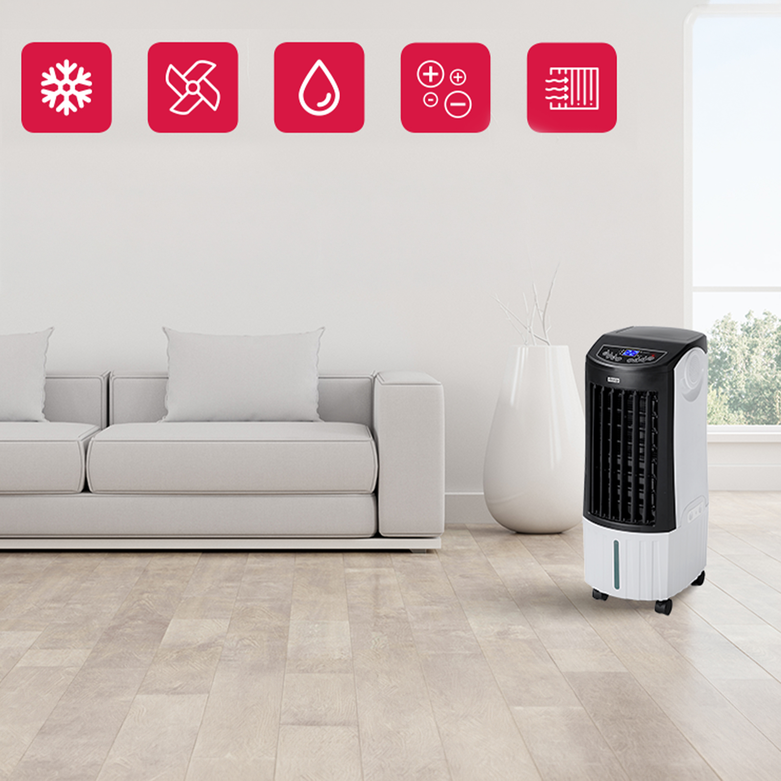 Biała chłodziarka powietrza z czarnym panelem sterowania stoi na drewnianej podłodze obok kanapy.