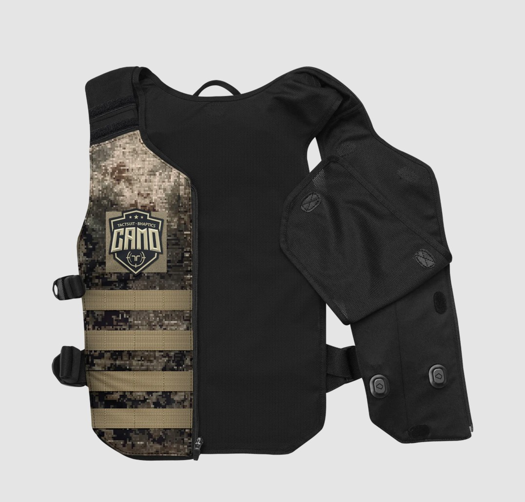 Chaleco negro con panel de camuflaje y logo. Correas ajustables.