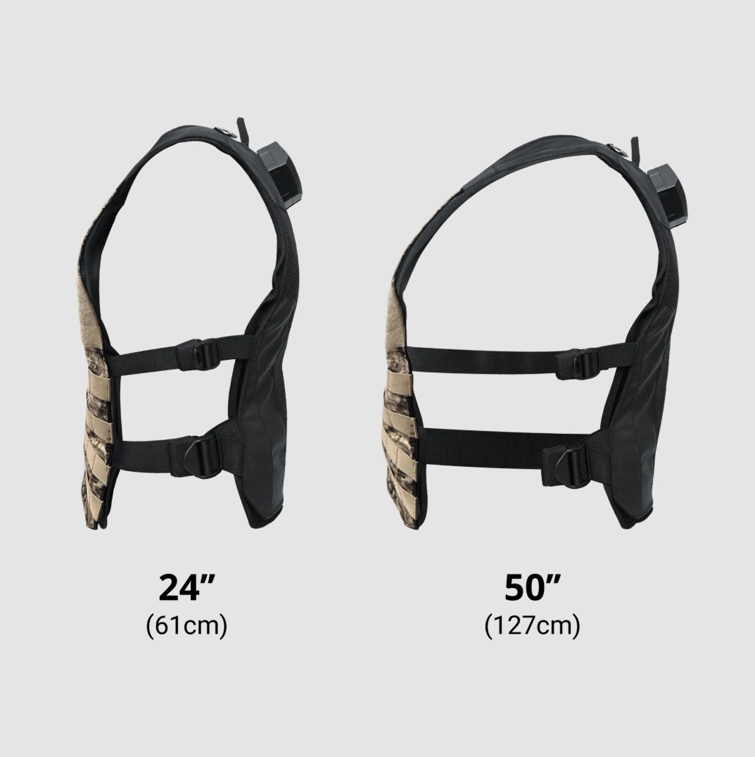 Dos chalecos tácticos en diferentes tamaños, negro con patrón de camuflaje.