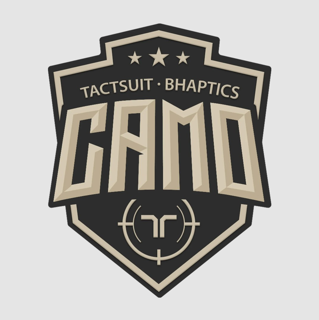 Un logo negro en forma de escudo con tres estrellas, 'TACTSUIT BHAPTICS' y 'CAMO' en dorado.