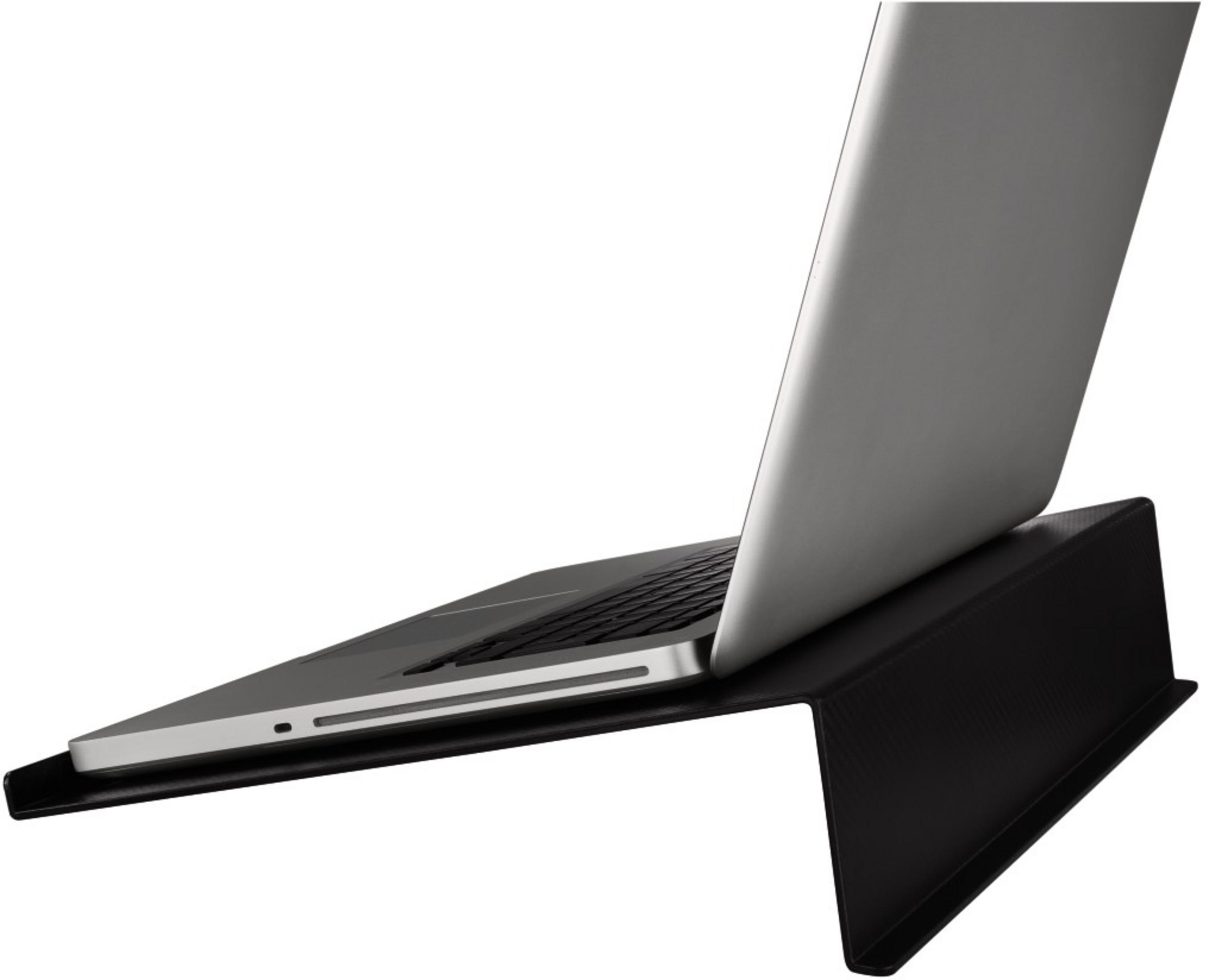 Un laptop d'argento su un supporto nero. Sfondo bianco.