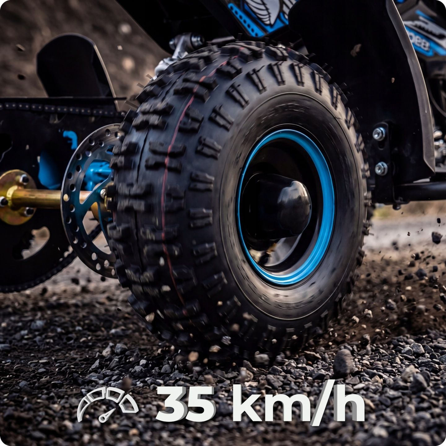 Zbliżenie opony quada na żwirze przy 35 km/h.