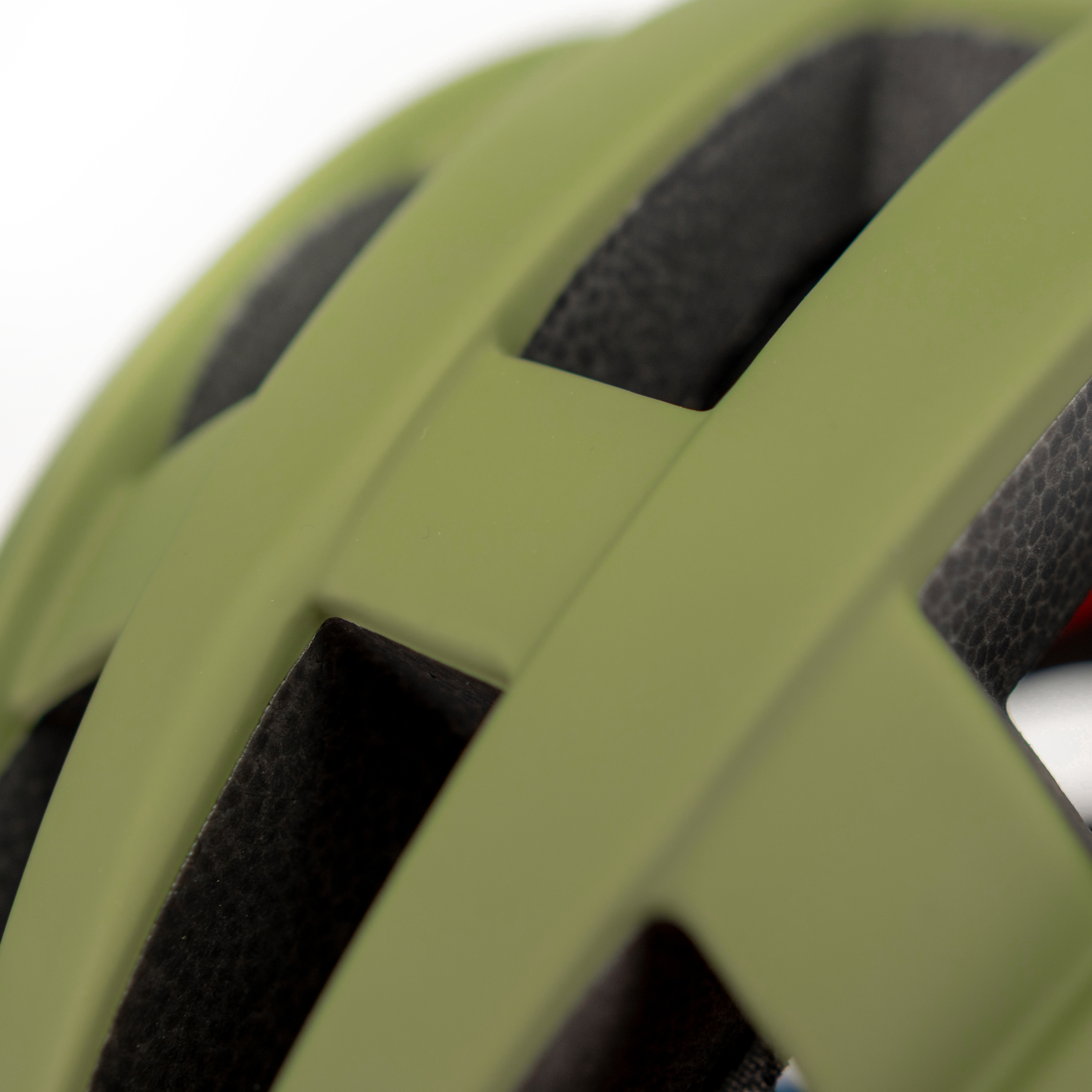 Primer plano del exterior de un casco de bicicleta verde con acolchado negro visible.