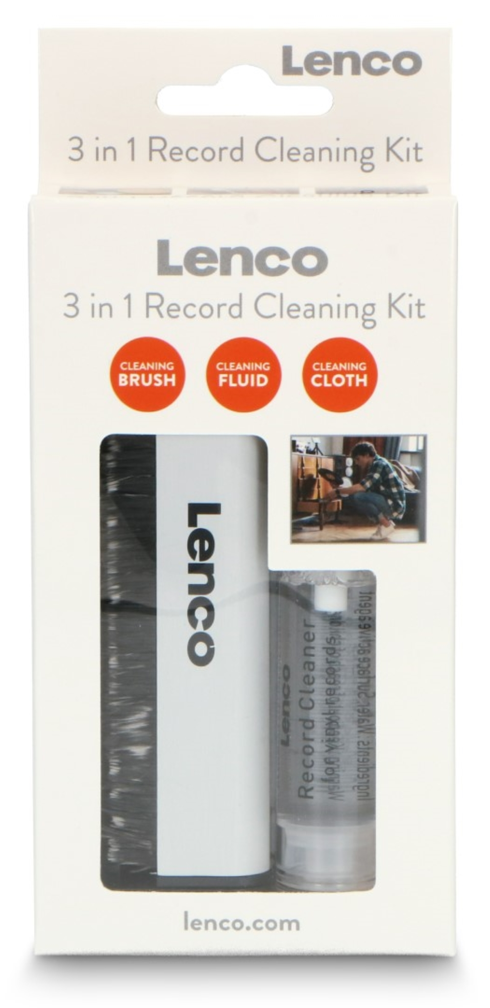 Pudełko zestawu do czyszczenia płyt Lenco 3 w 1, pokazujące szczotkę, płyn, ściereczkę i mężczyznę czyszczącego płytę.