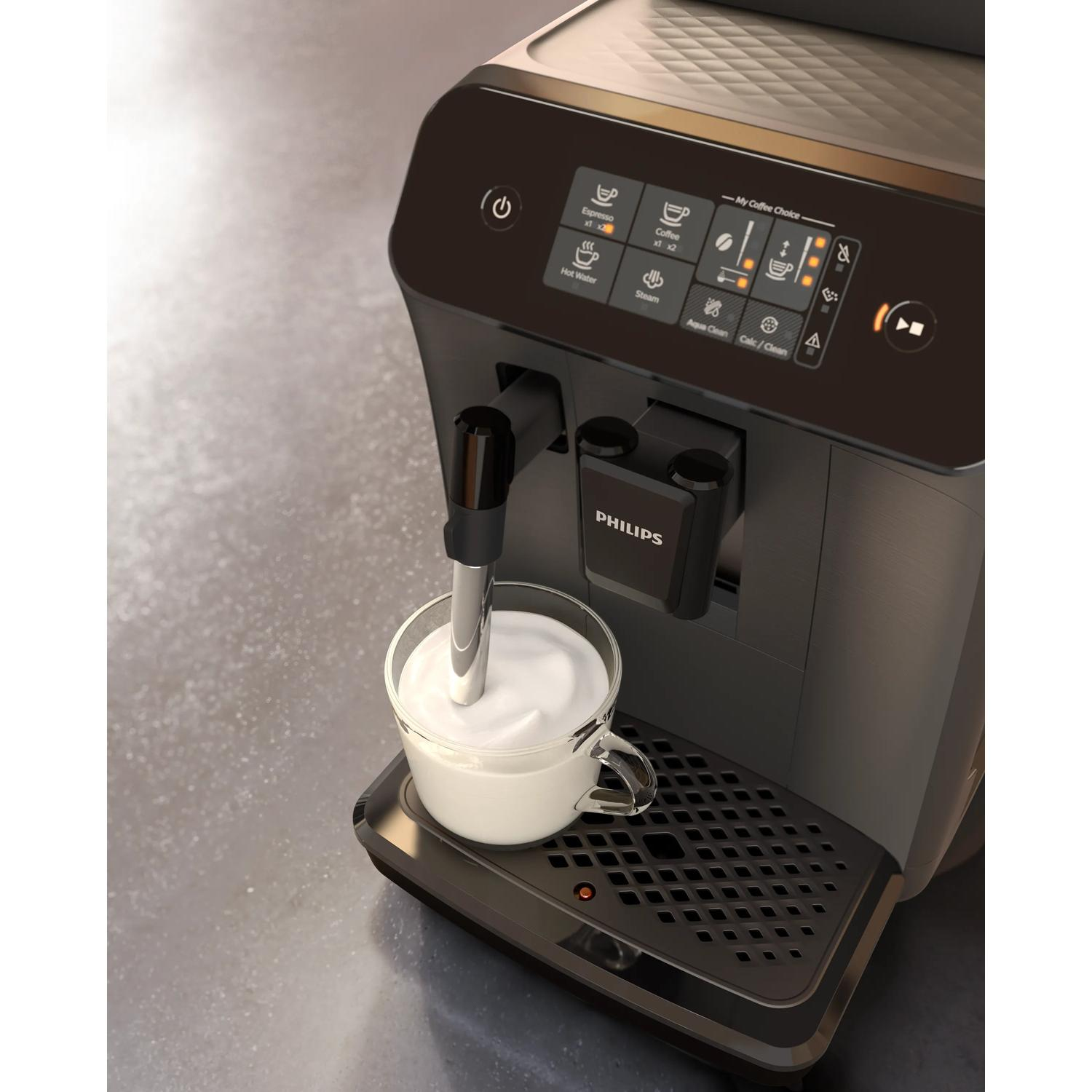 Una macchina da caffè Philips che monta il latte in un bicchiere.