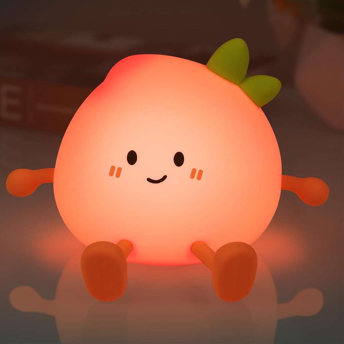 Eine leuchtende, pfirsichfarbene Lampe mit süßem Gesicht und Gliedmaßen.