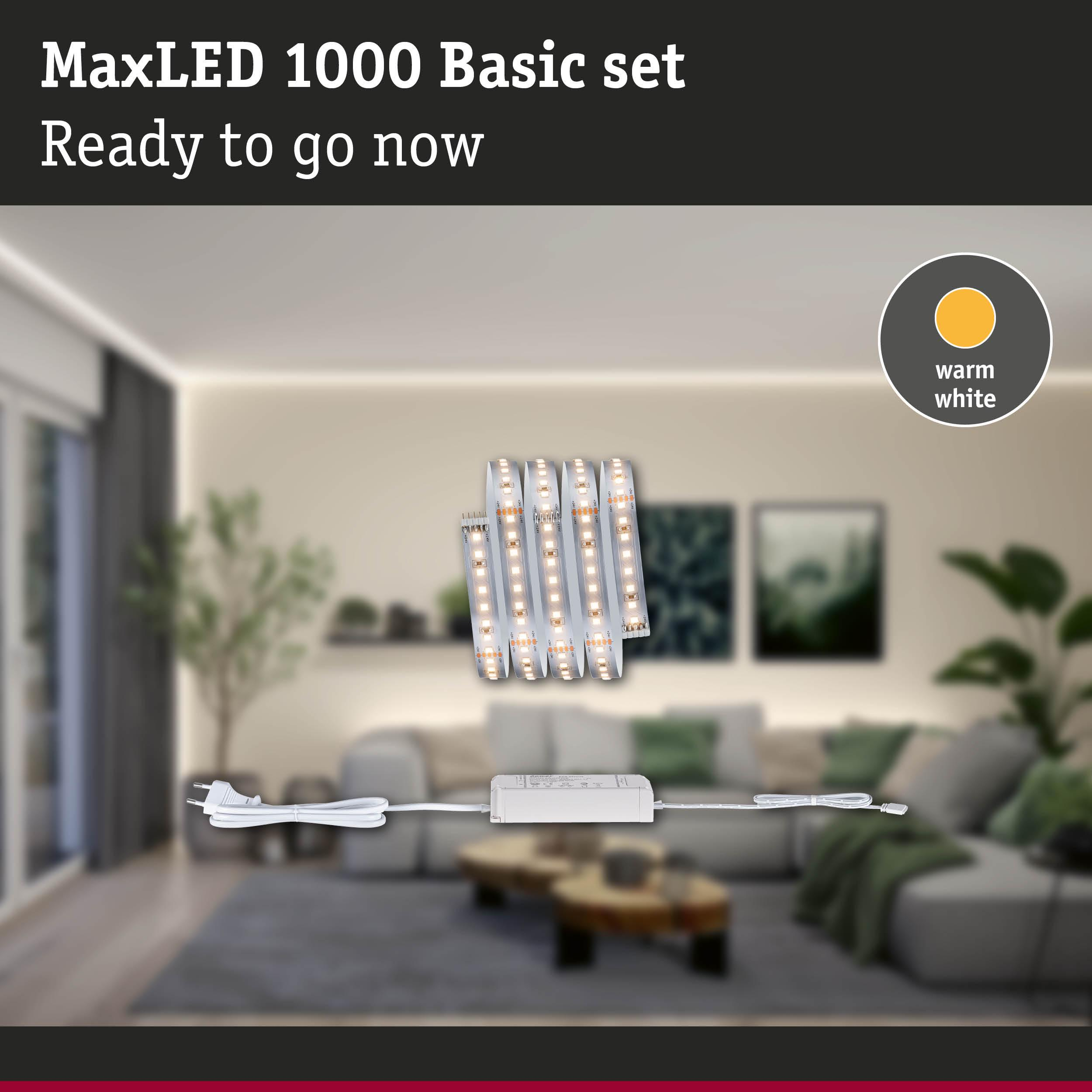 MaxLED 1000 Basic Set mit LED-Streifen, Netzteil und Stecker in einem Wohnzimmer.
