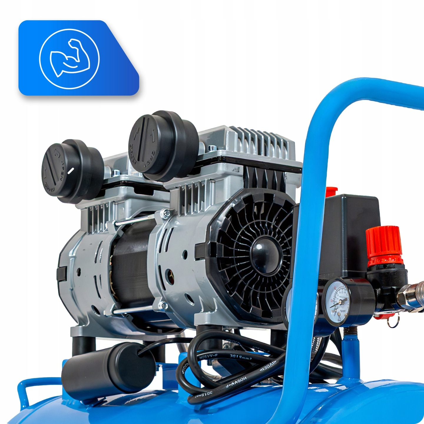 Srebrny kompresor z niebieskim uchwytem i manometrem na białym tle.