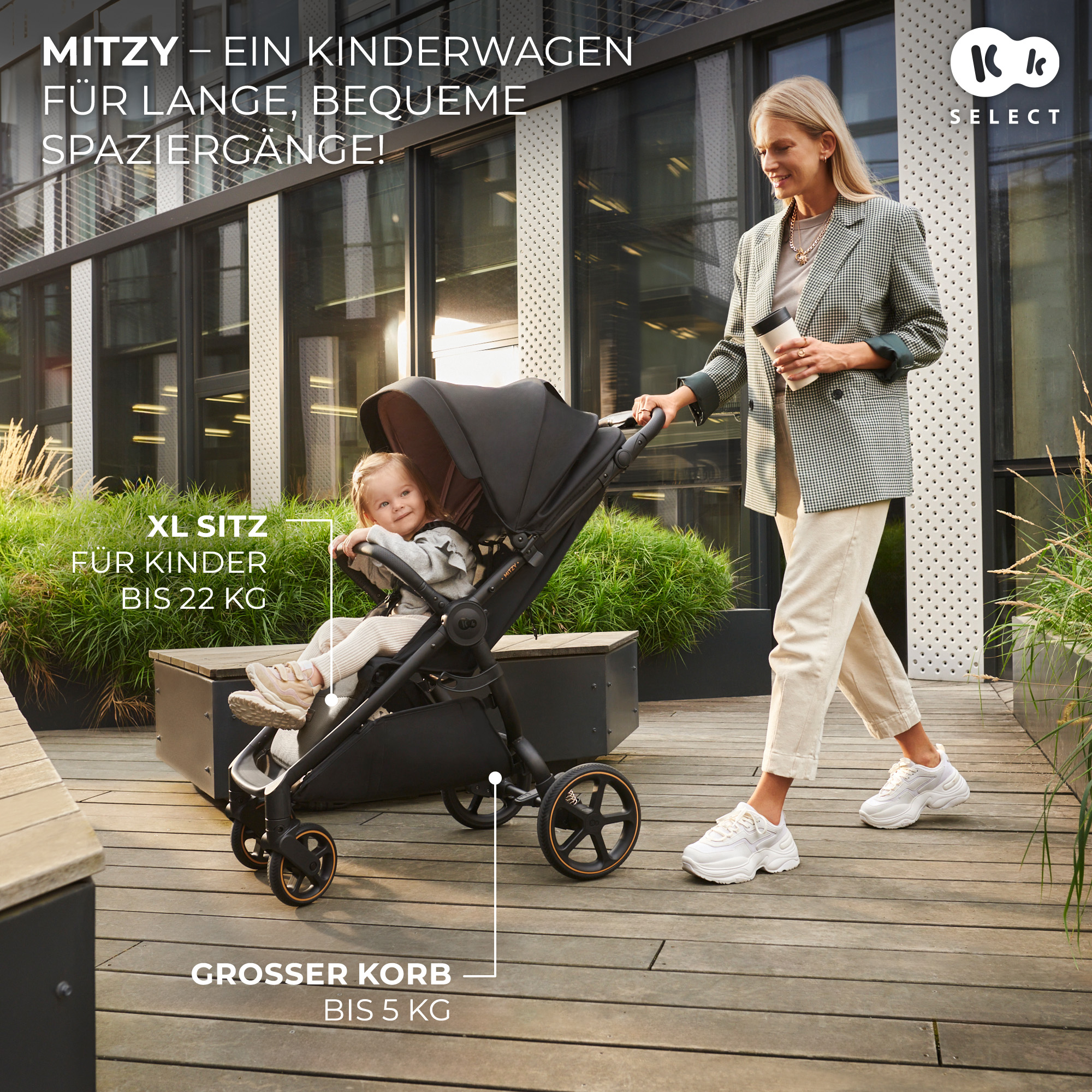 Eine Frau schiebt einen Kinderwagen mit einem Kleinkind darin, während sie auf einem Holzdeck geht.