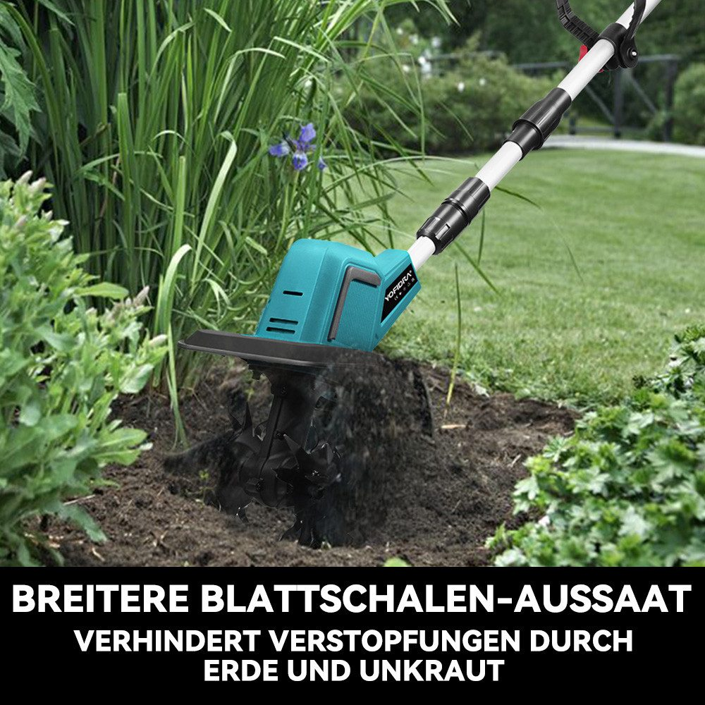 Ein blauer Motorhacke lockert Erde neben grünen Pflanzen und Gras.