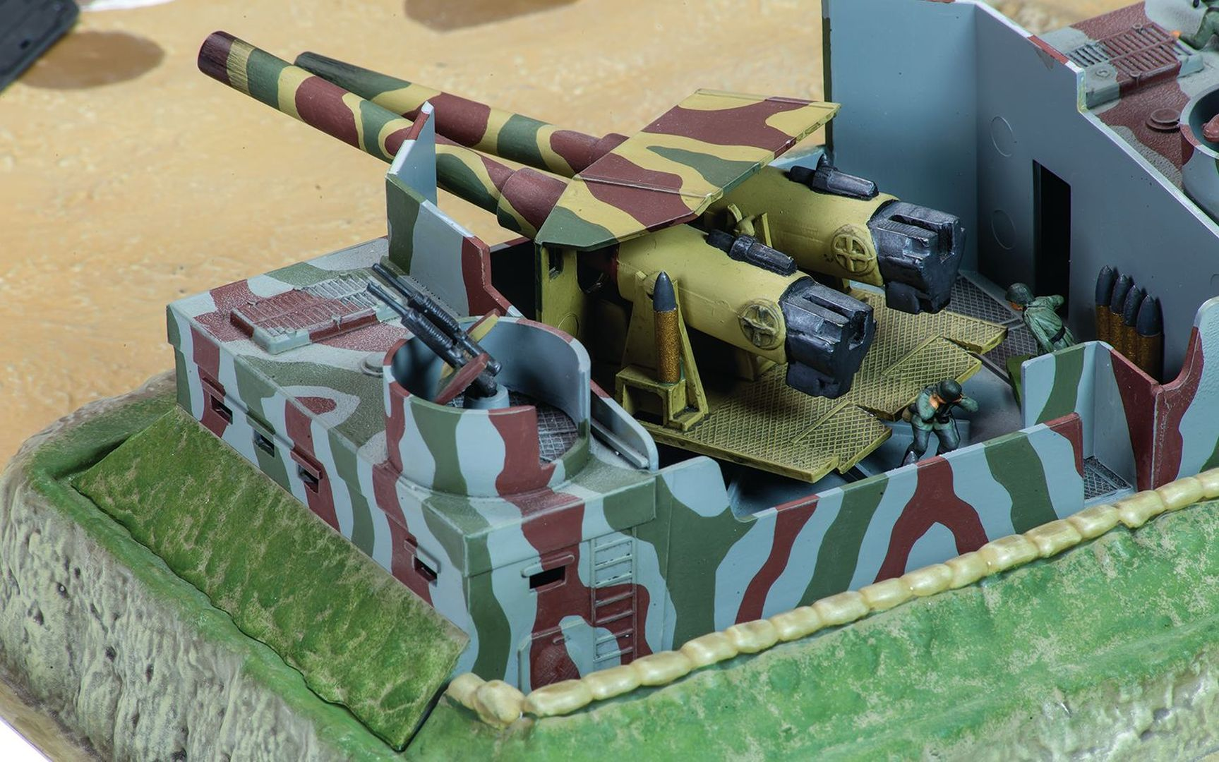 Model wojskowy z działem dwulufowym i miniaturowymi żołnierzami.