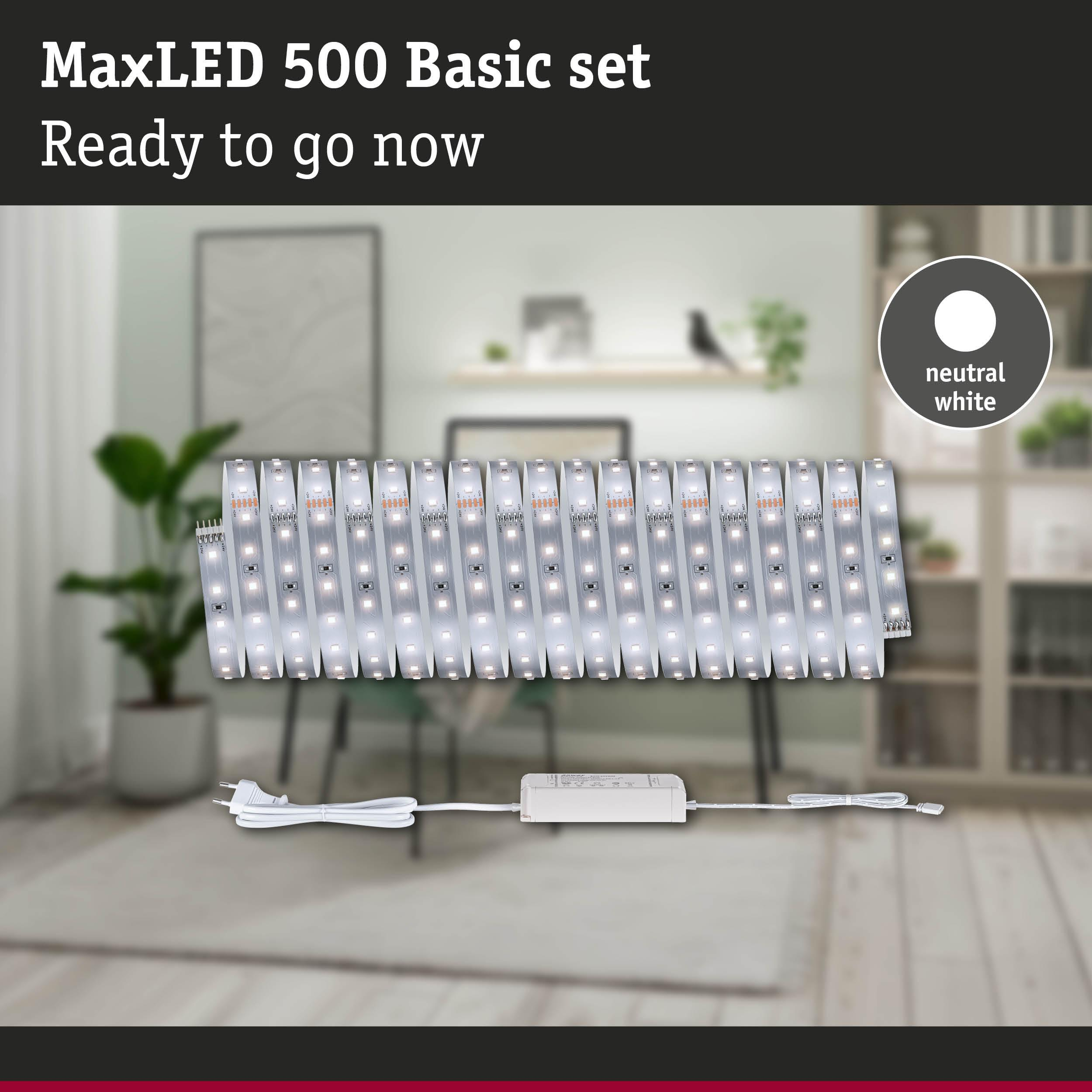 LED-Streifen mit Netzteil und Stecker, neutralweiß, in einem Raum.