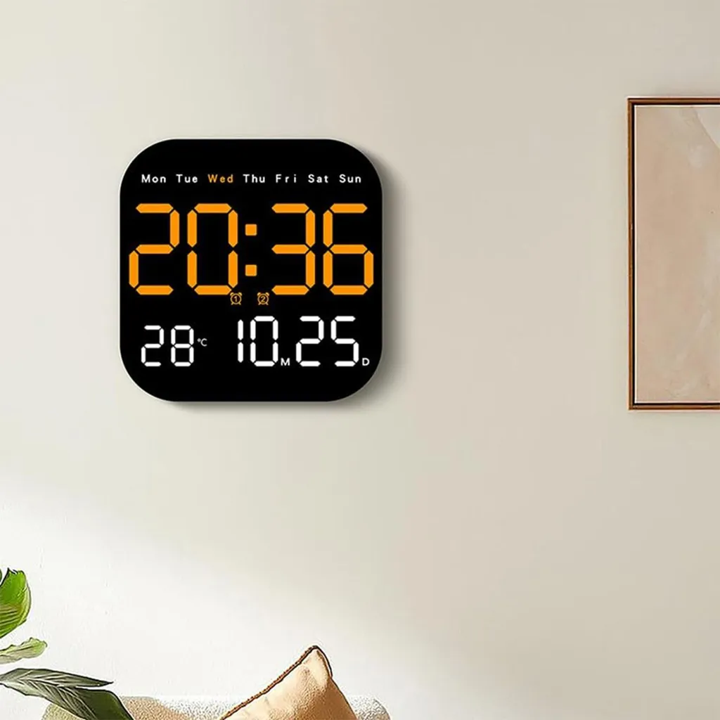 Digitaluhr zeigt 20:36, 28°C, 10.25, Mi.