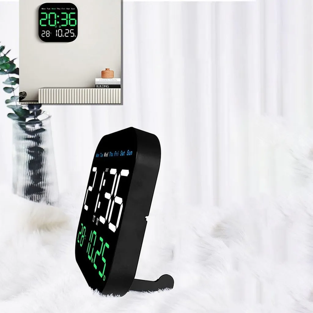Ein schwarzer Digitalwecker zeigt 20:36 und 28.10.25 an.