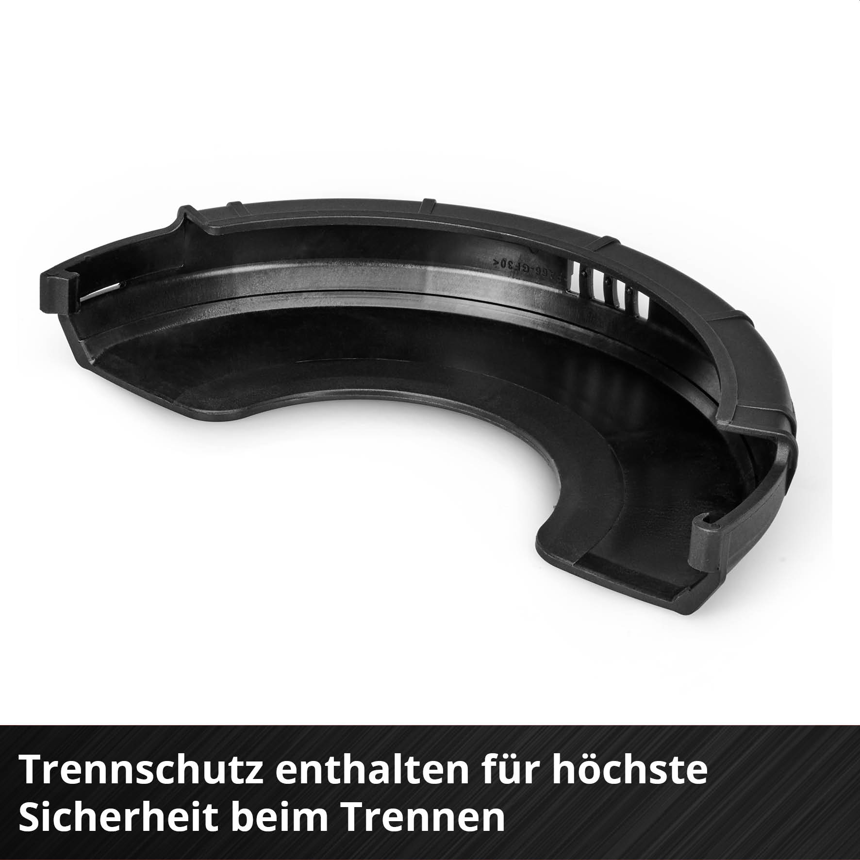 Ein schwarzes Schutzteil aus Kunststoff mit Schlitzen, das auf einer weißen Fläche liegt.