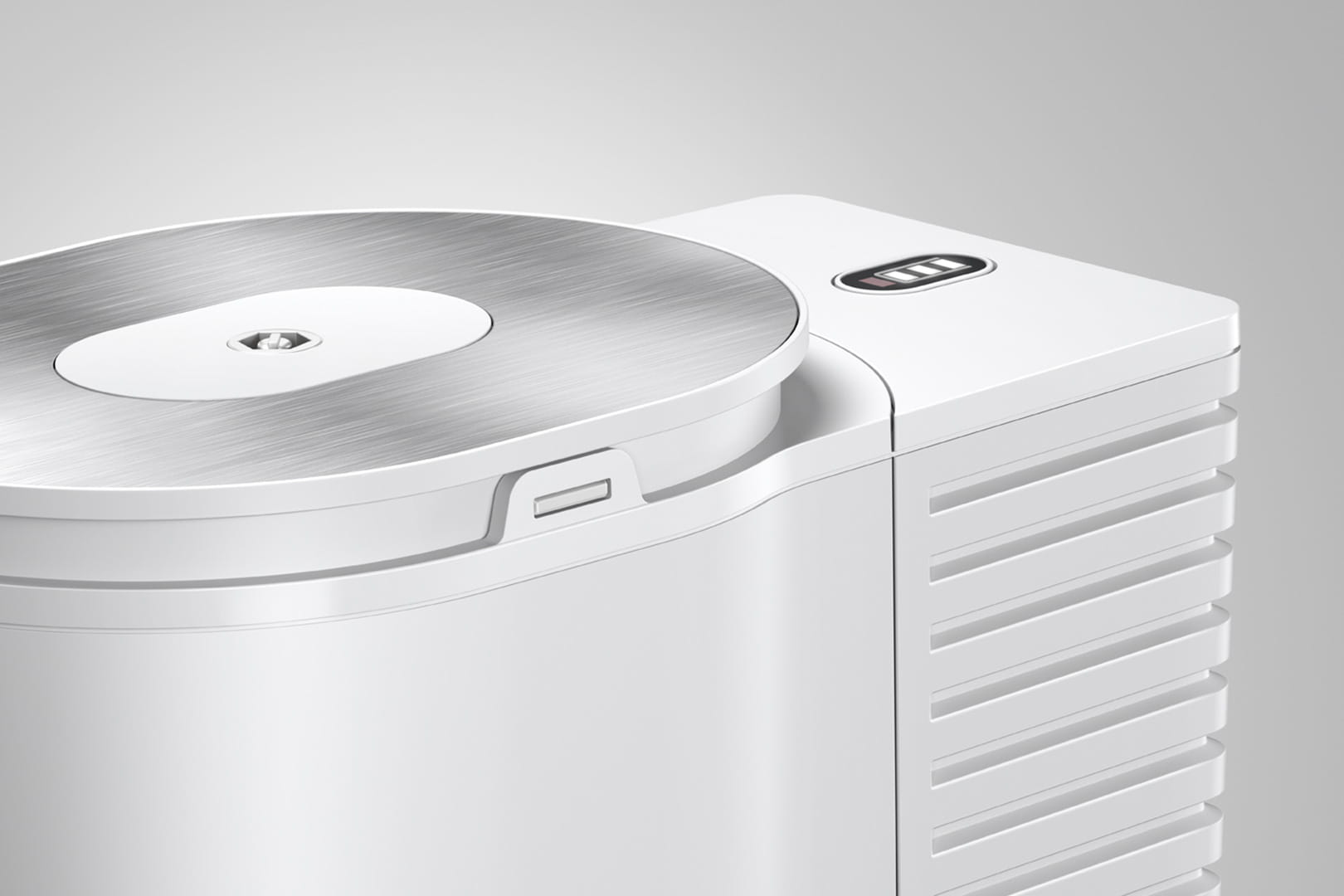 Primo piano di un dispositivo bianco con parte superiore in metallo spazzolato e indicatore batteria.