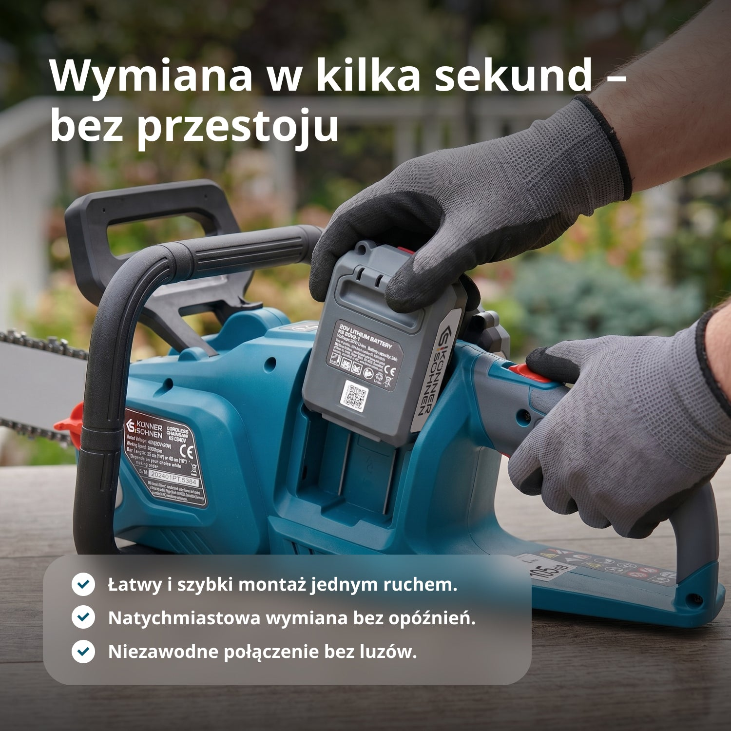 Osoba montuje akumulator do piły łańcuchowej. Szare rękawice. Jasnoniebieskie tło.