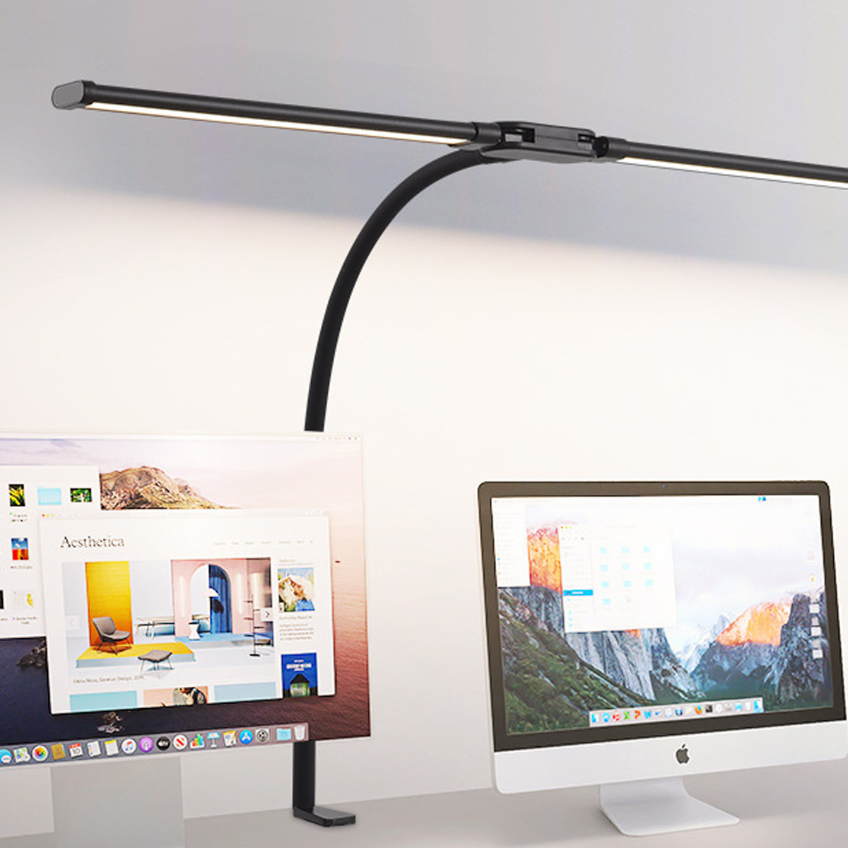 Eine moderne Schreibtisch-Einrichtung mit zwei Monitoren und einer verstellbaren LED-Lampe.