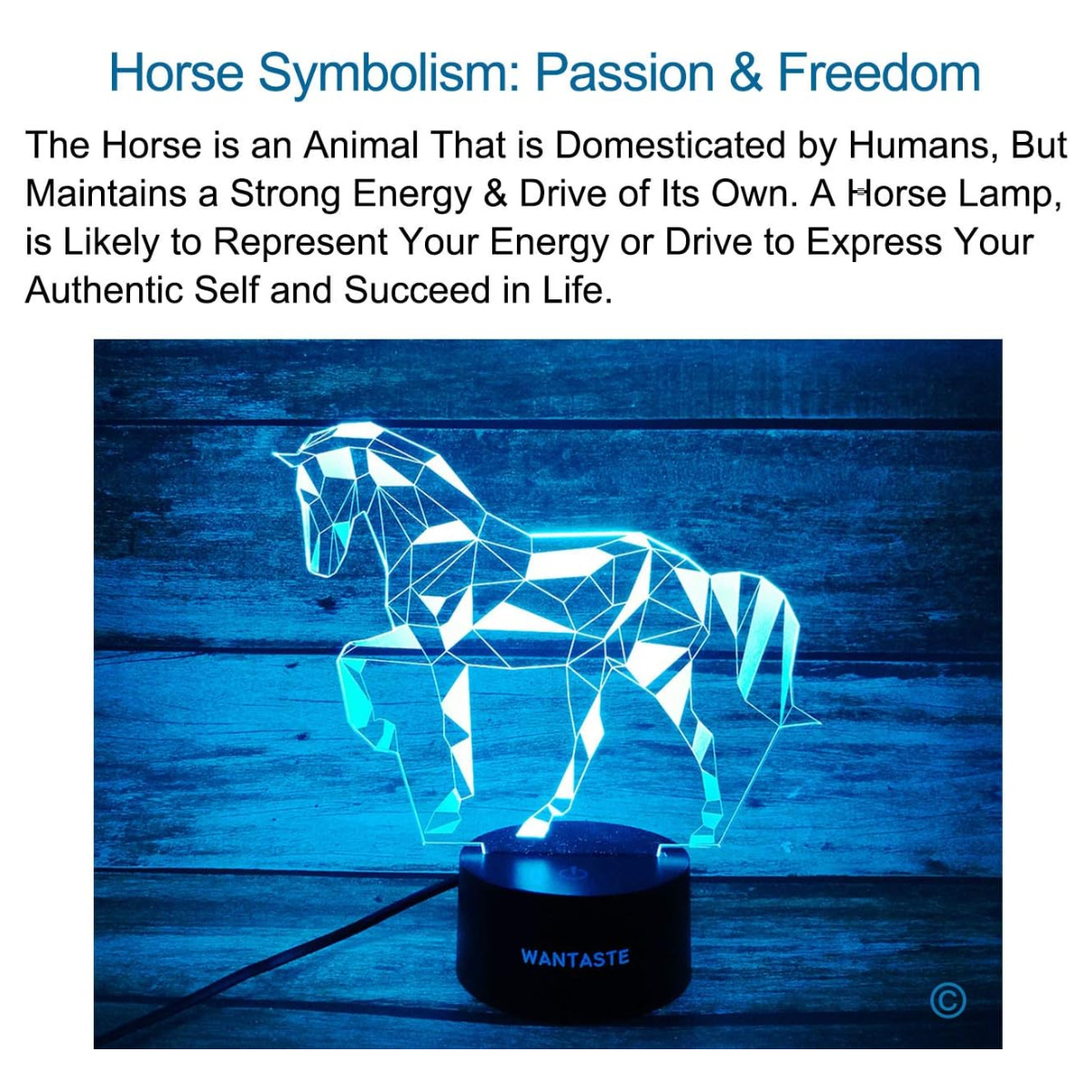 Eine blaue geometrische Pferdelampe leuchtet auf Holzbrettern.
