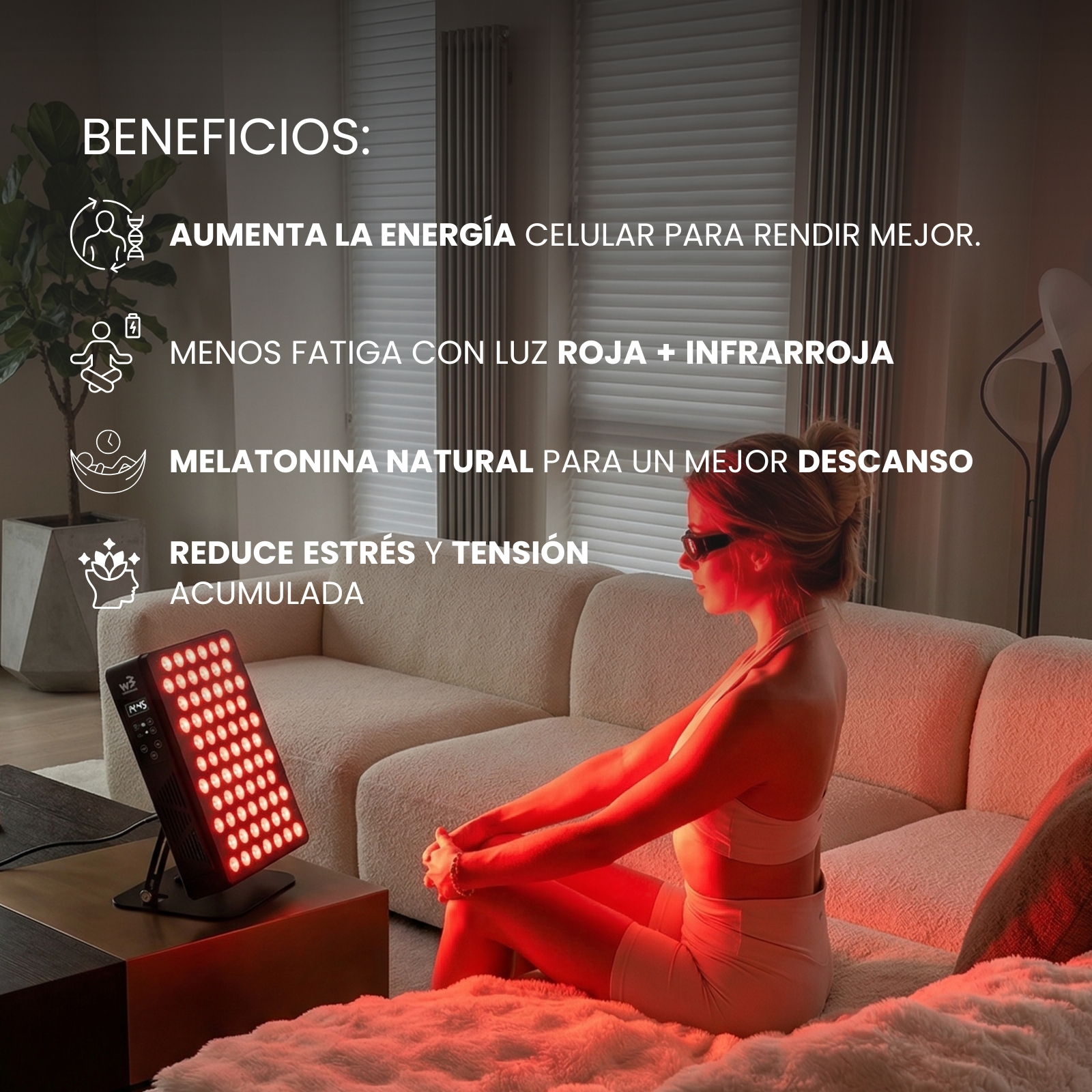 Mujer sentada frente a una lámpara de terapia de luz roja en un sofá.